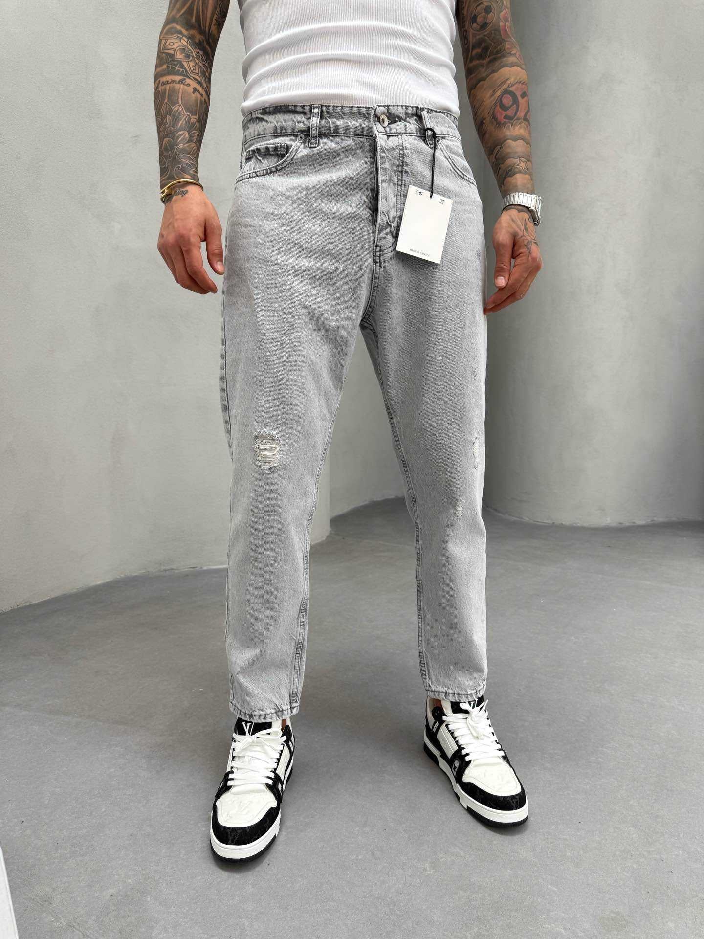 RIPPED LIGHT GRAY BOYFRIEND CUT JEAN