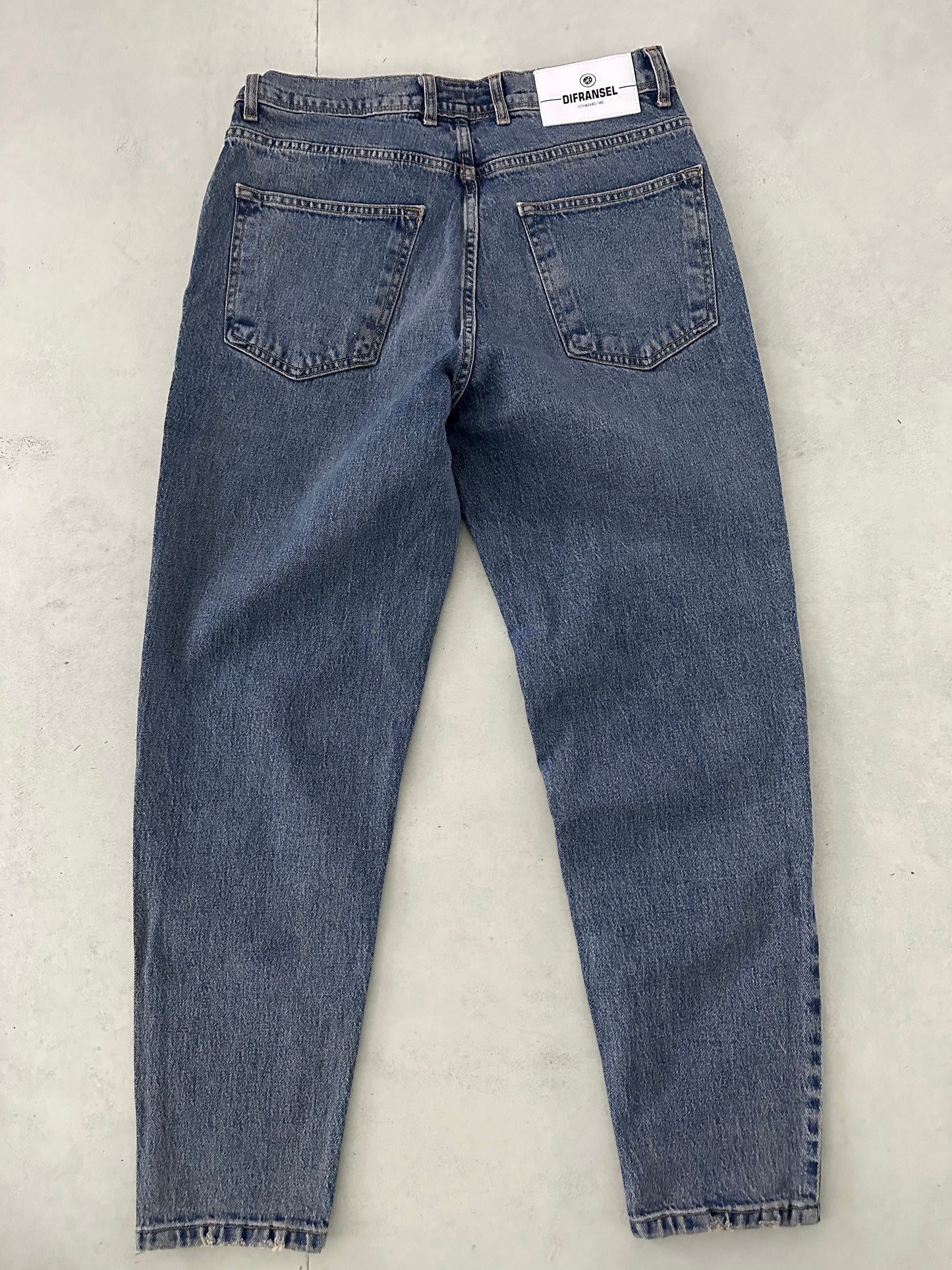 DAMAGED STONEWASHED JEAN