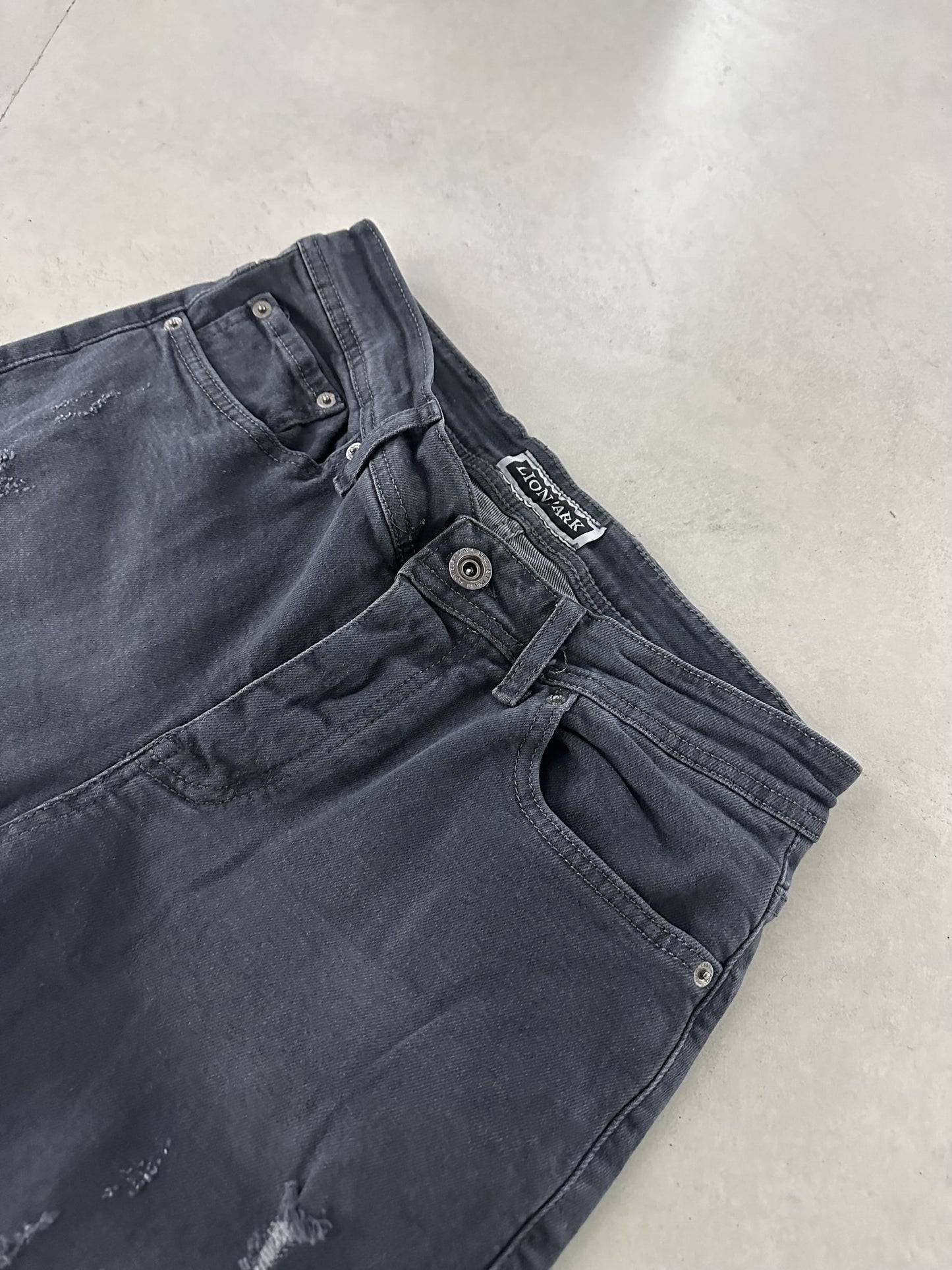 RIPPED GRAY FIT JEAN