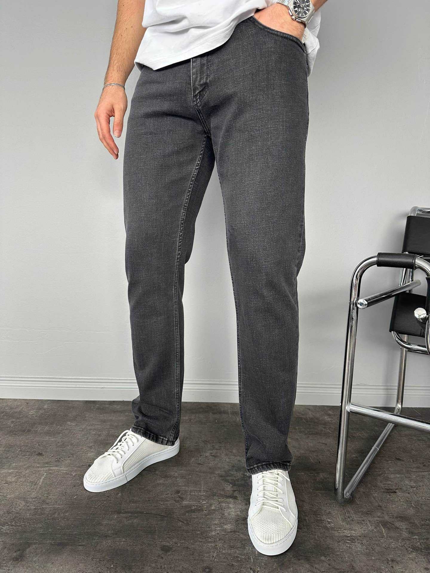 SOFT BLACK WASHED REGULAR JEAN