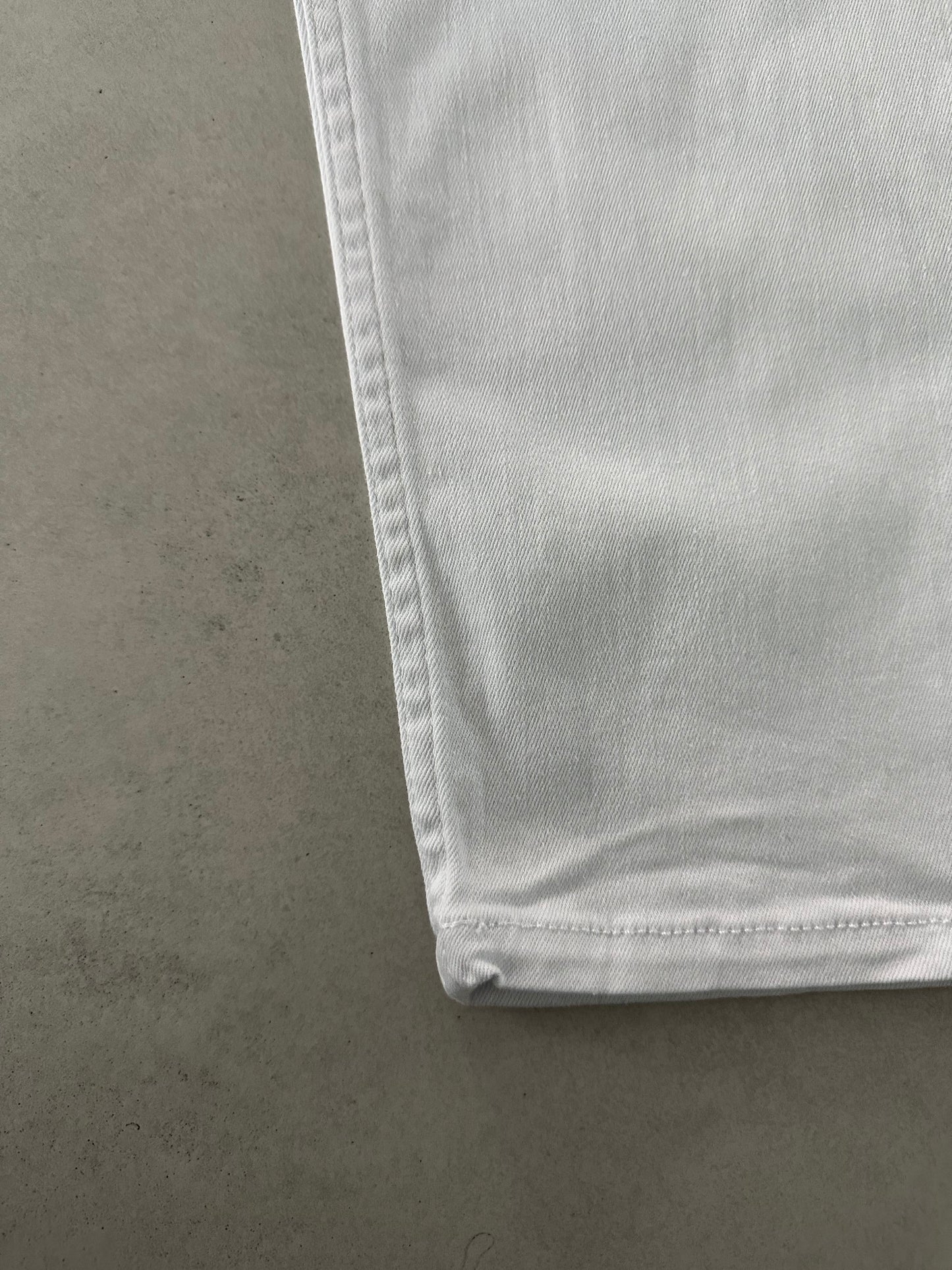 WHITE KNEE RIPPED FIT JEAN