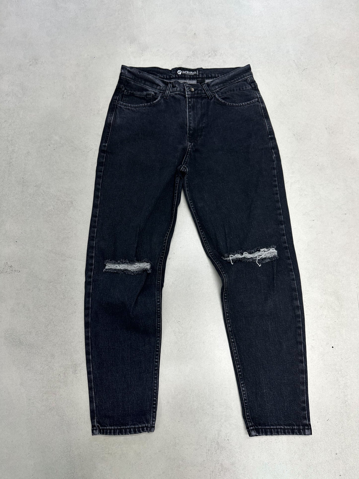 KNEE RIPPED BOYFRIEND STYLE BLACK JEAN