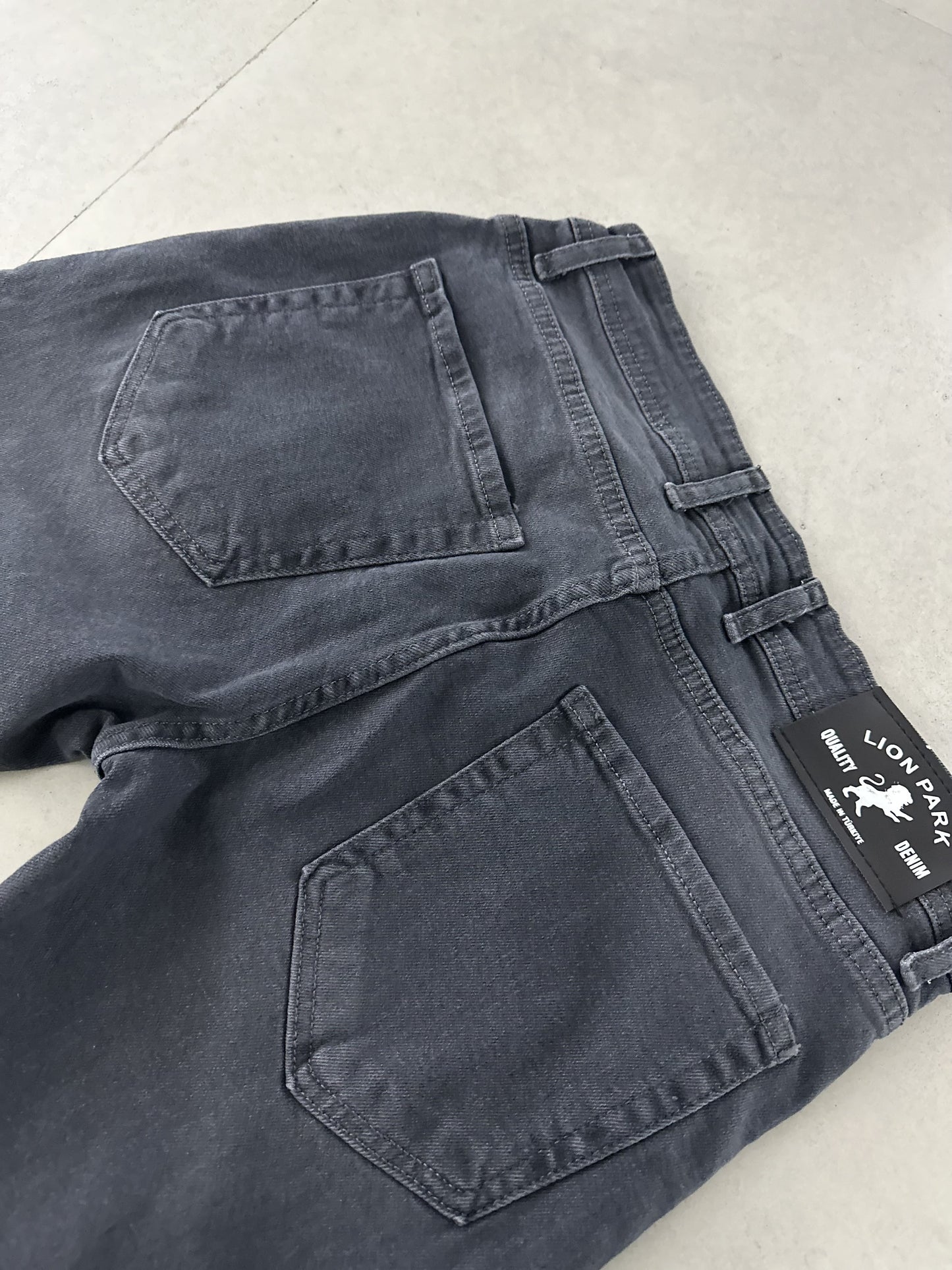 RIPPED GRAY FIT JEAN
