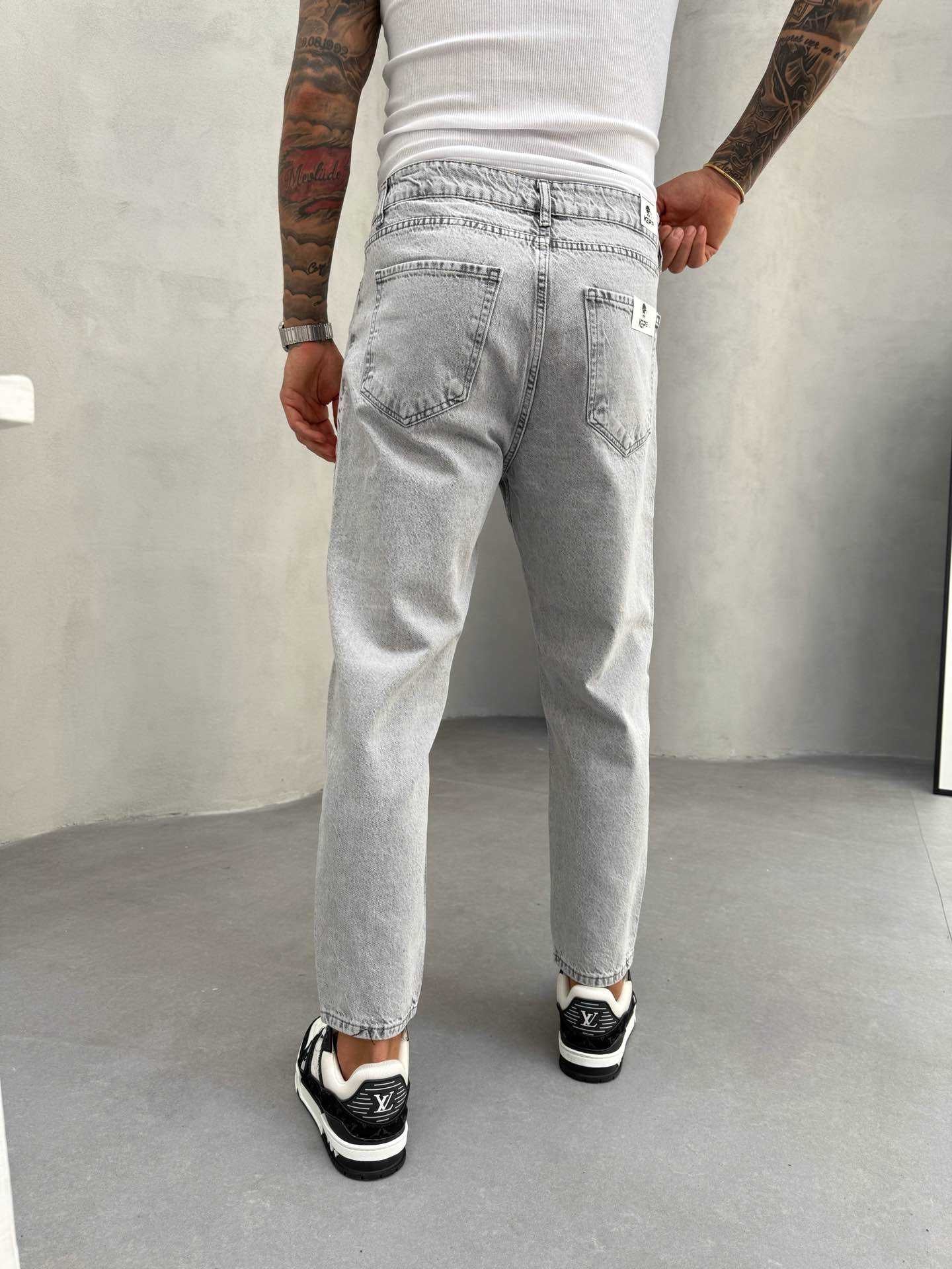 RIPPED LIGHT GRAY BOYFRIEND CUT JEAN