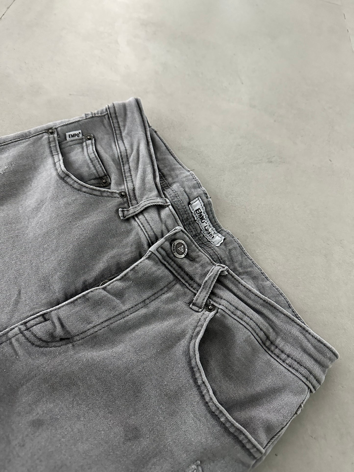 LIGHT GRAY DAMAGED JEAN
