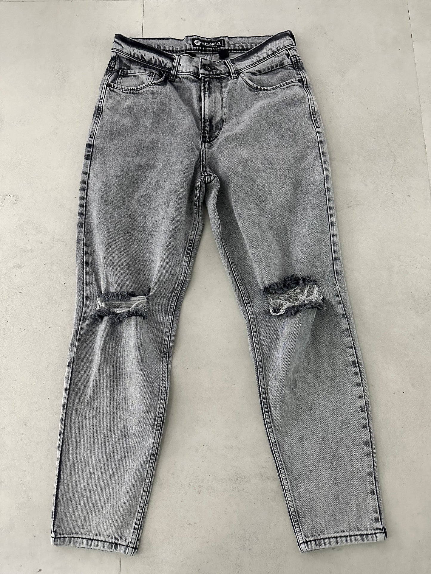 KNEE RIPPED PREMIUM JEAN