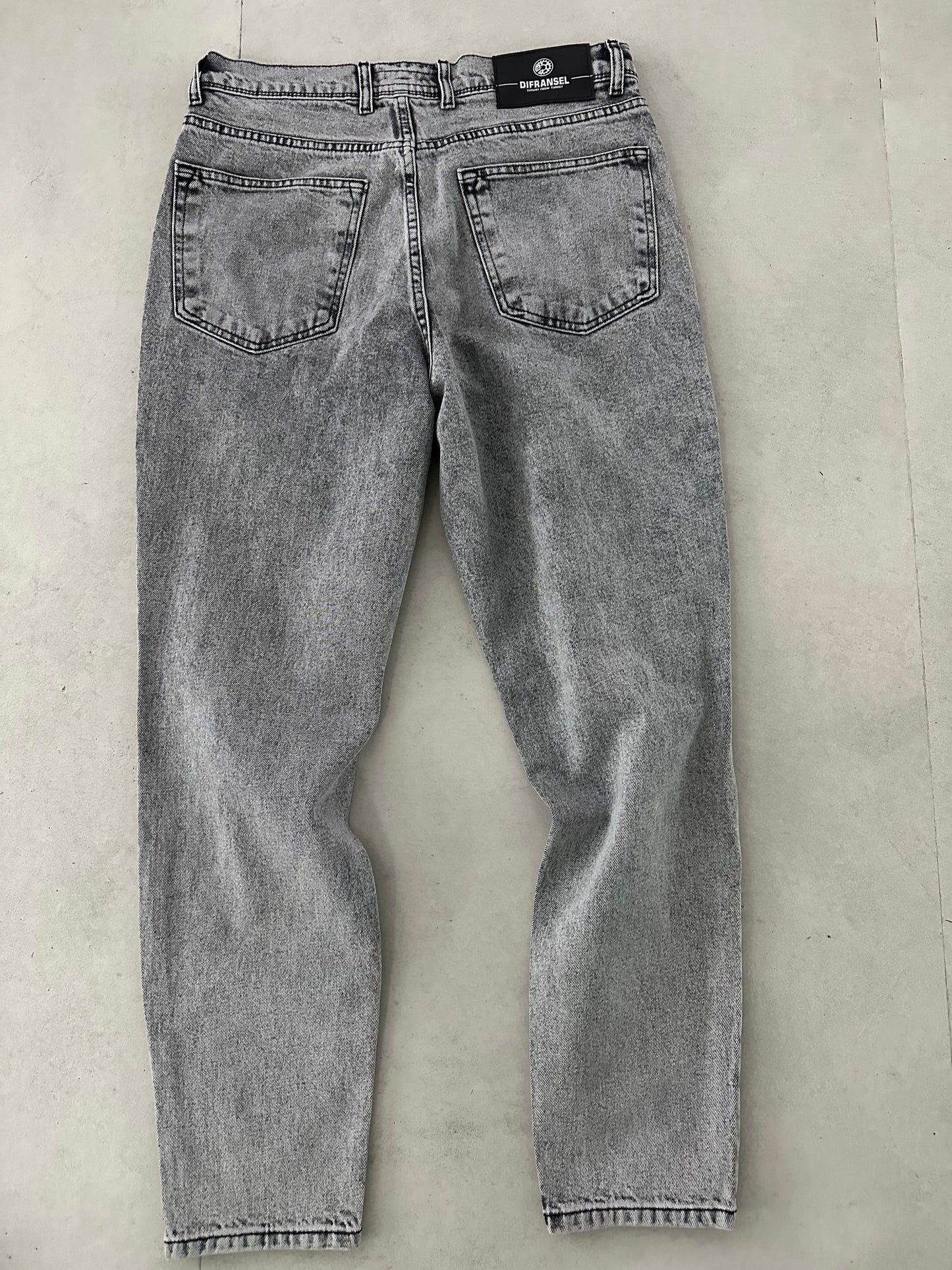 KNEE RIPPED PREMIUM JEAN