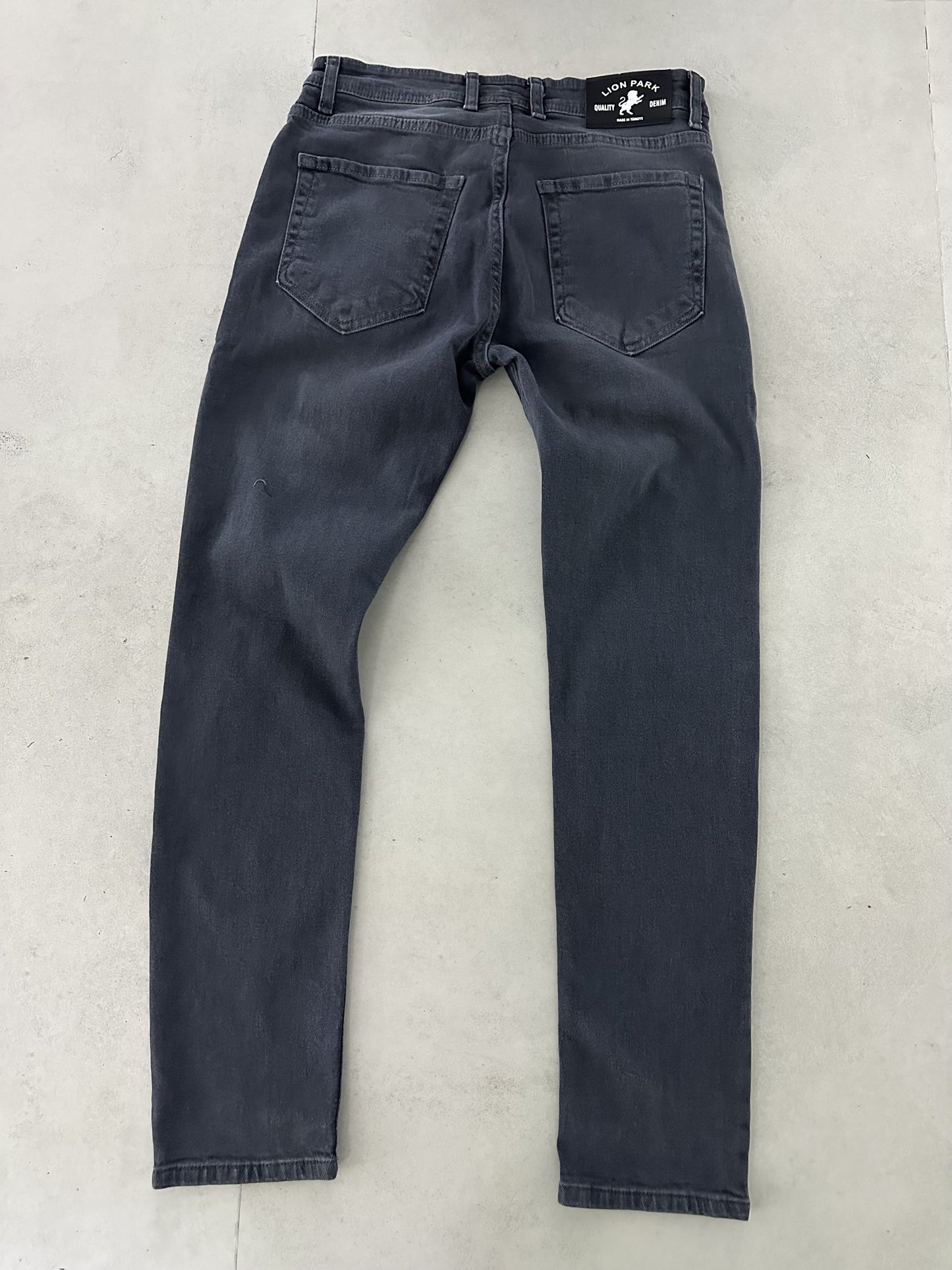 RIPPED GRAY FIT JEAN