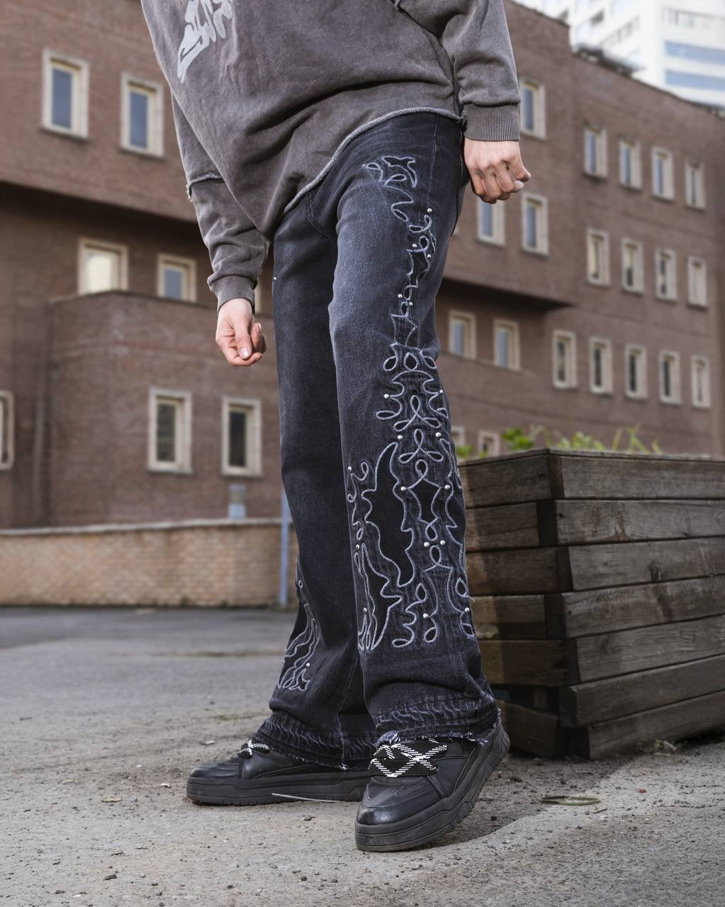 SIDE EMBROIDERY VIP JEAN (2 COLOR)