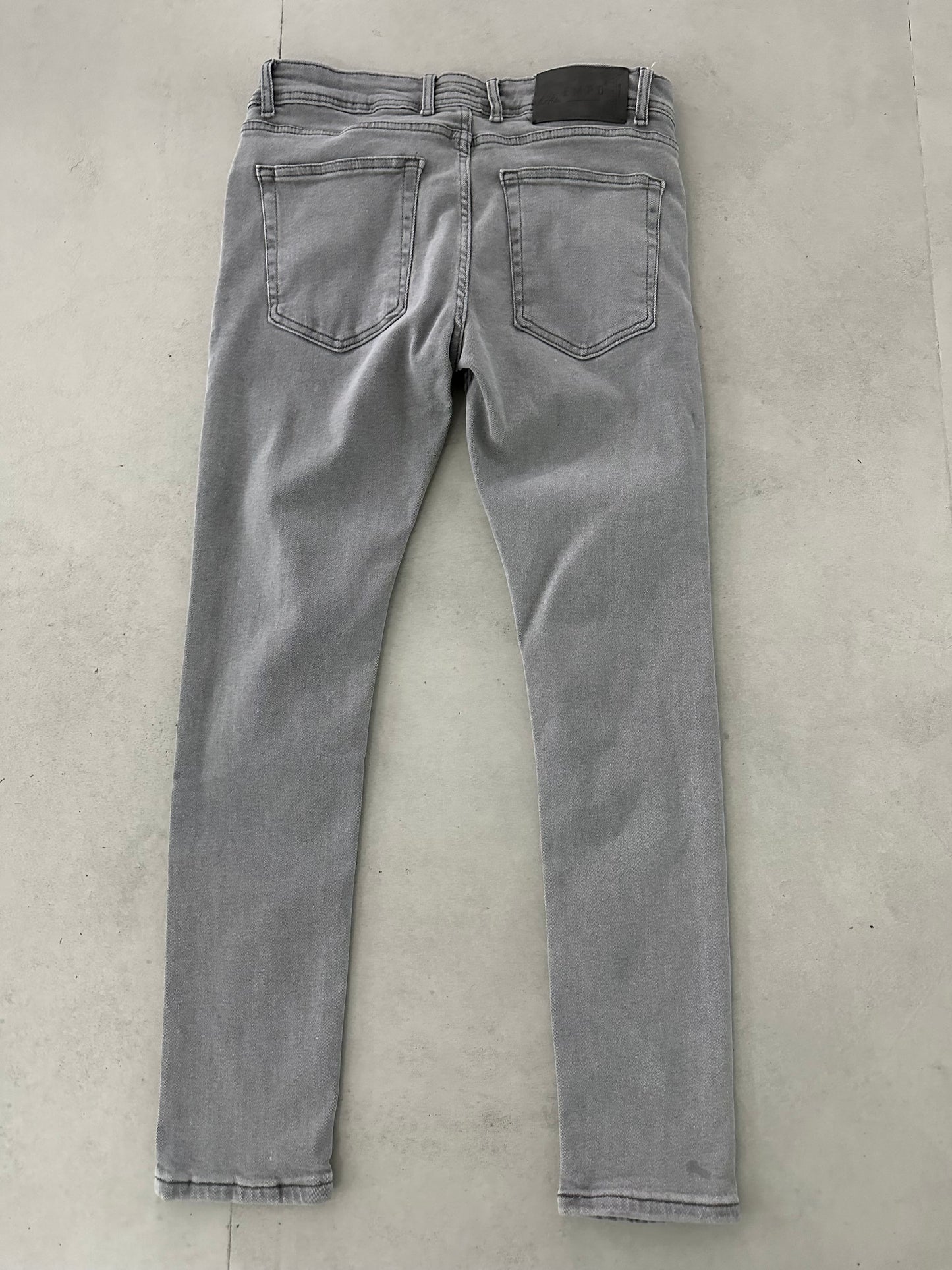 LIGHT GRAY DAMAGED JEAN
