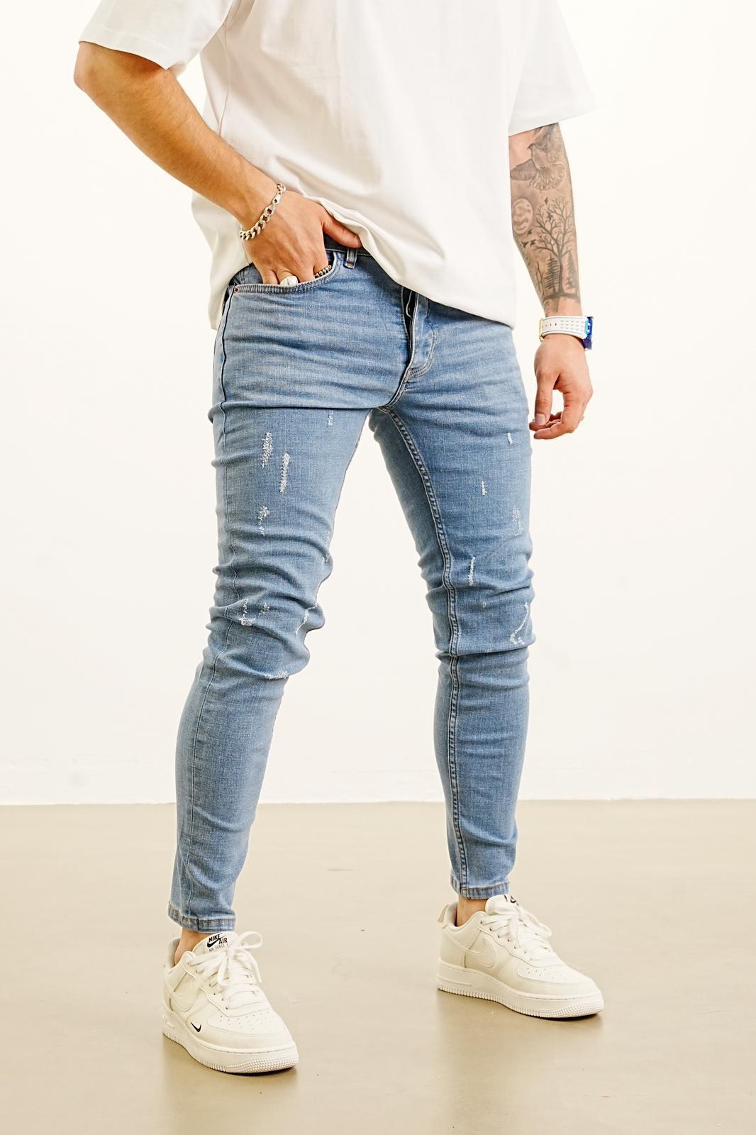 LIGHT BLUE SCRATCH FIT JEAN