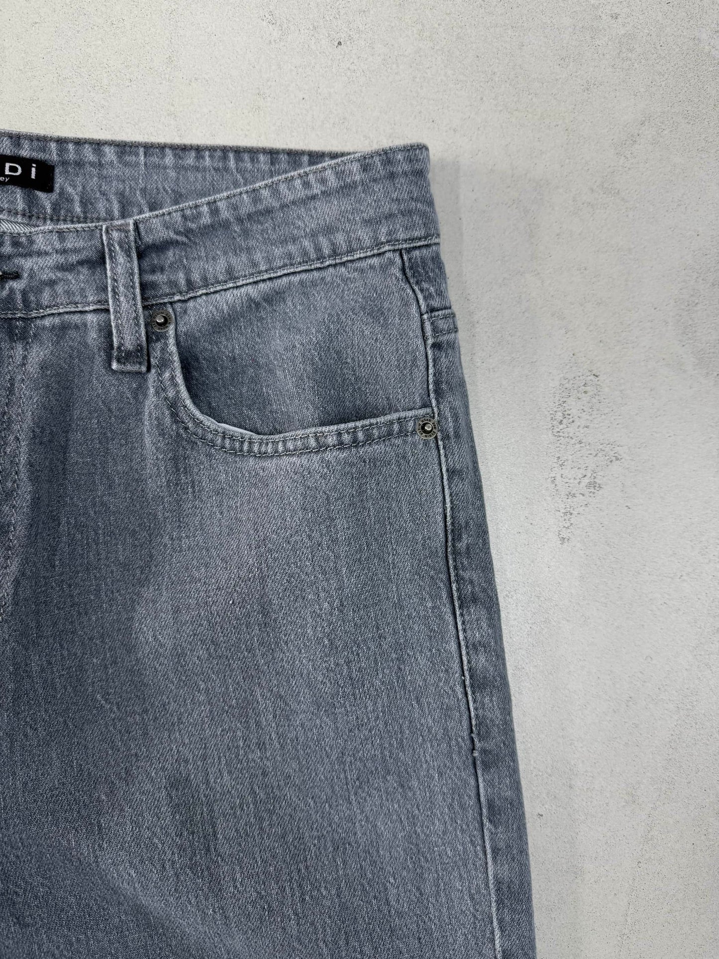 LIGHT GRAY STRAIGHT CUT JEAN