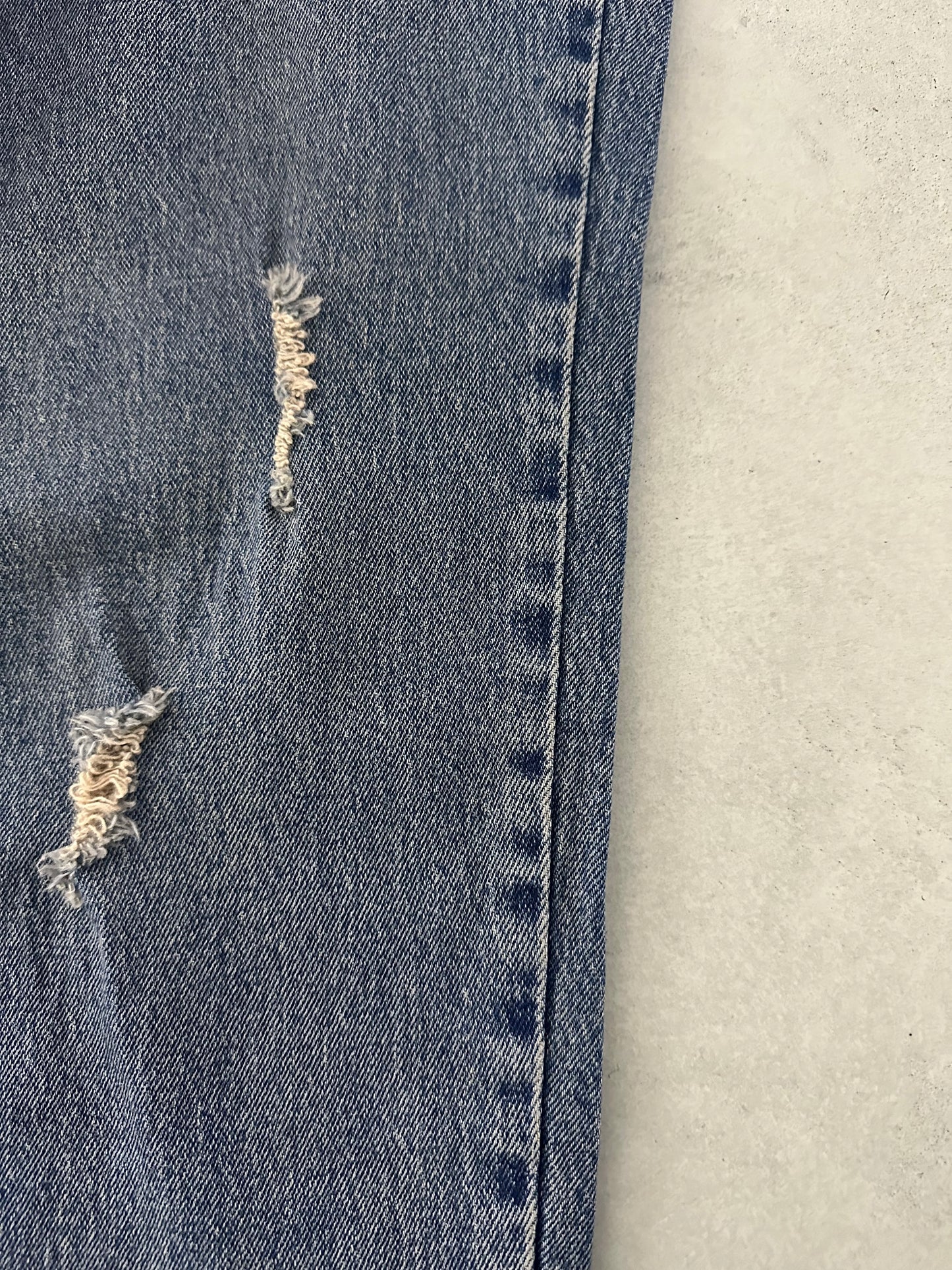 DAMAGED STONEWASHED JEAN