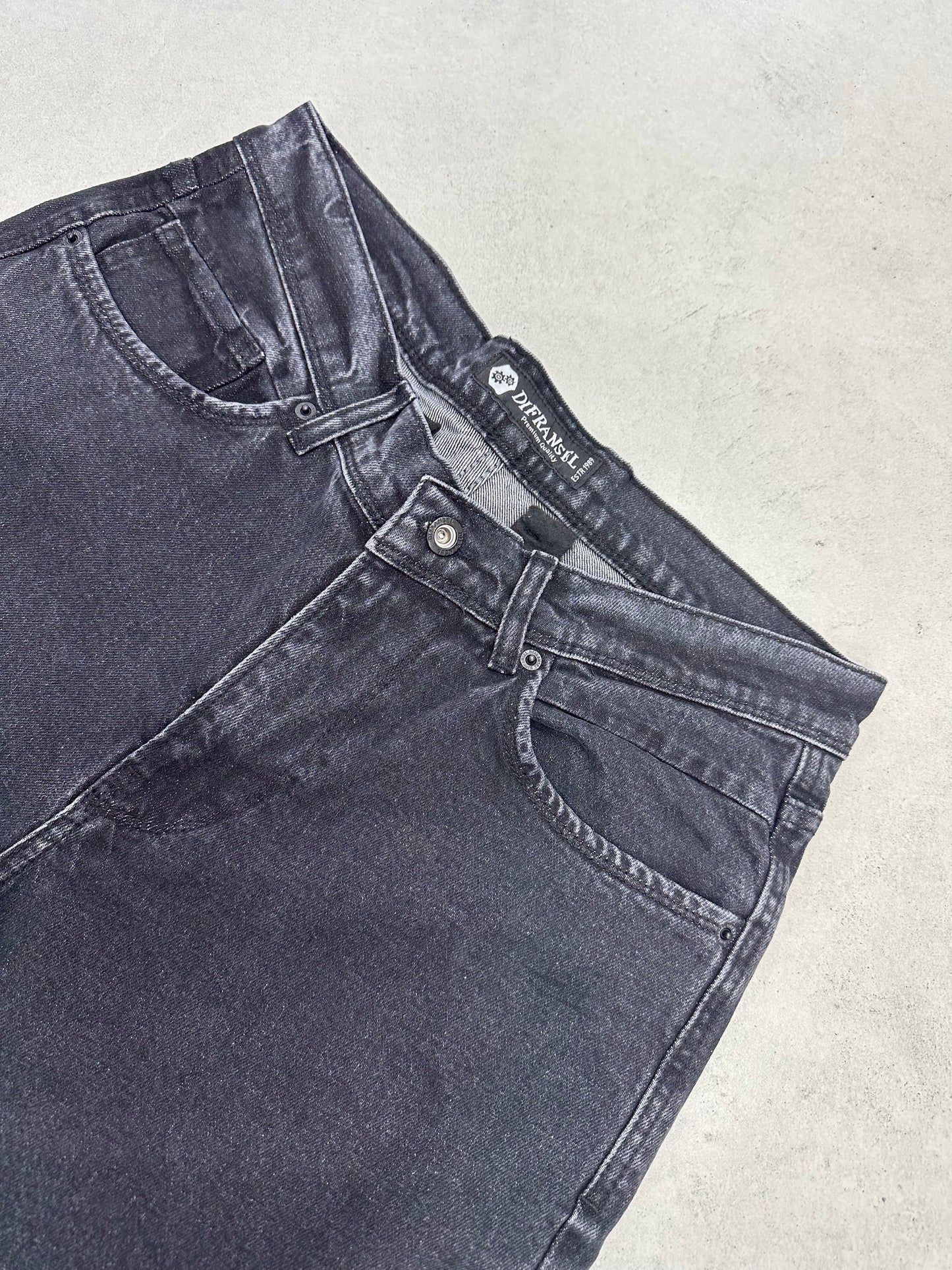 KNEE RIPPED BOYFRIEND STYLE BLACK JEAN