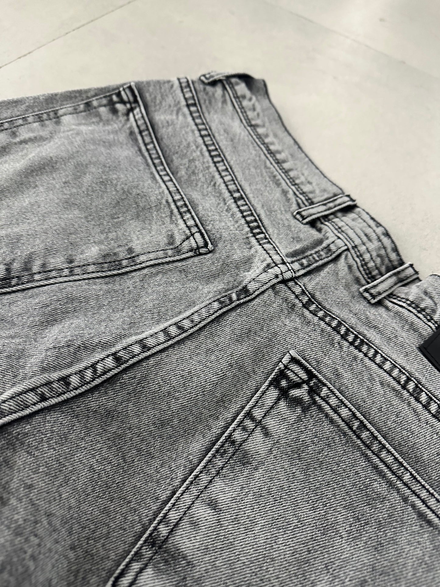 KNEE RIPPED PREMIUM JEAN
