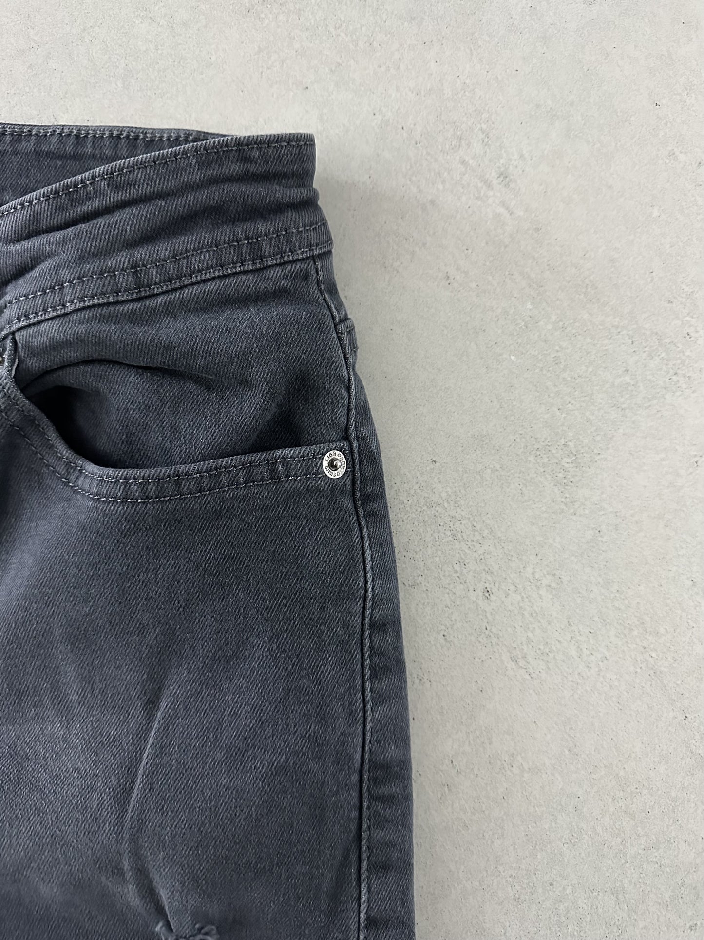 RIPPED GRAY FIT JEAN