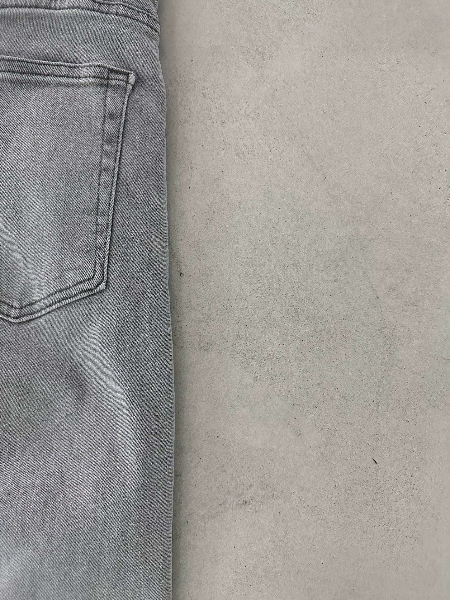 LIGHT GRAY DAMAGED JEAN