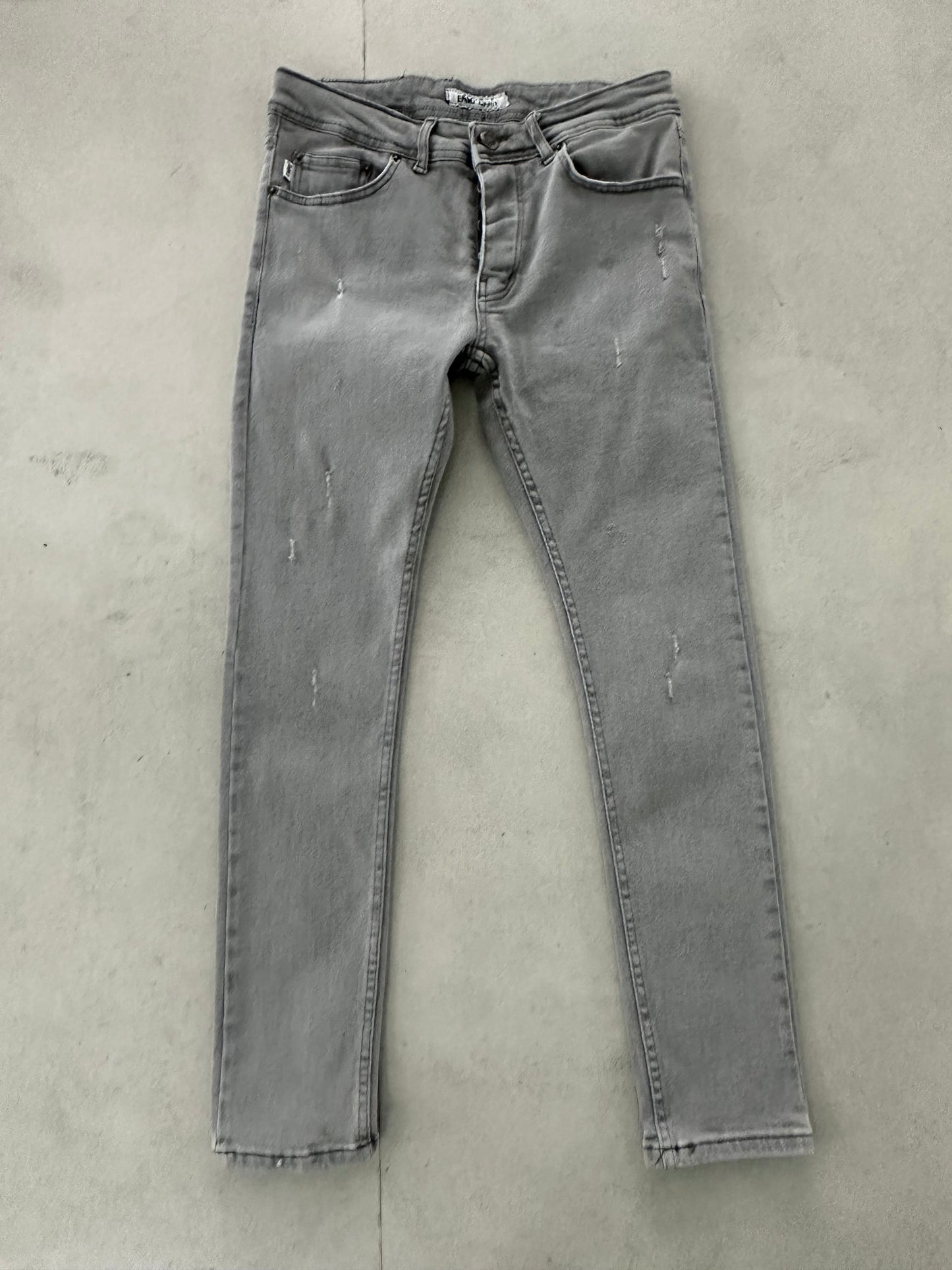 LIGHT GRAY DAMAGED JEAN