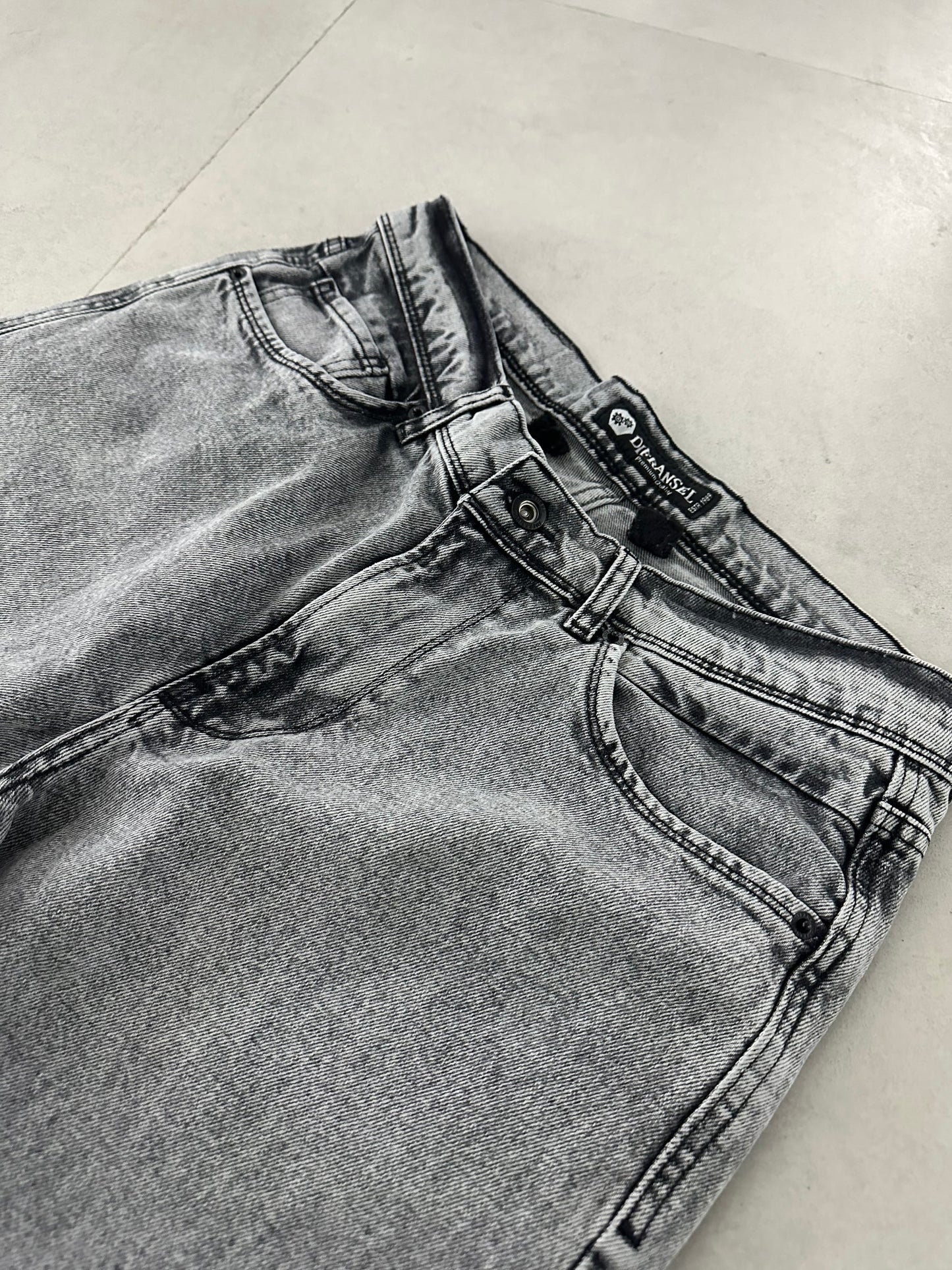 KNEE RIPPED PREMIUM JEAN