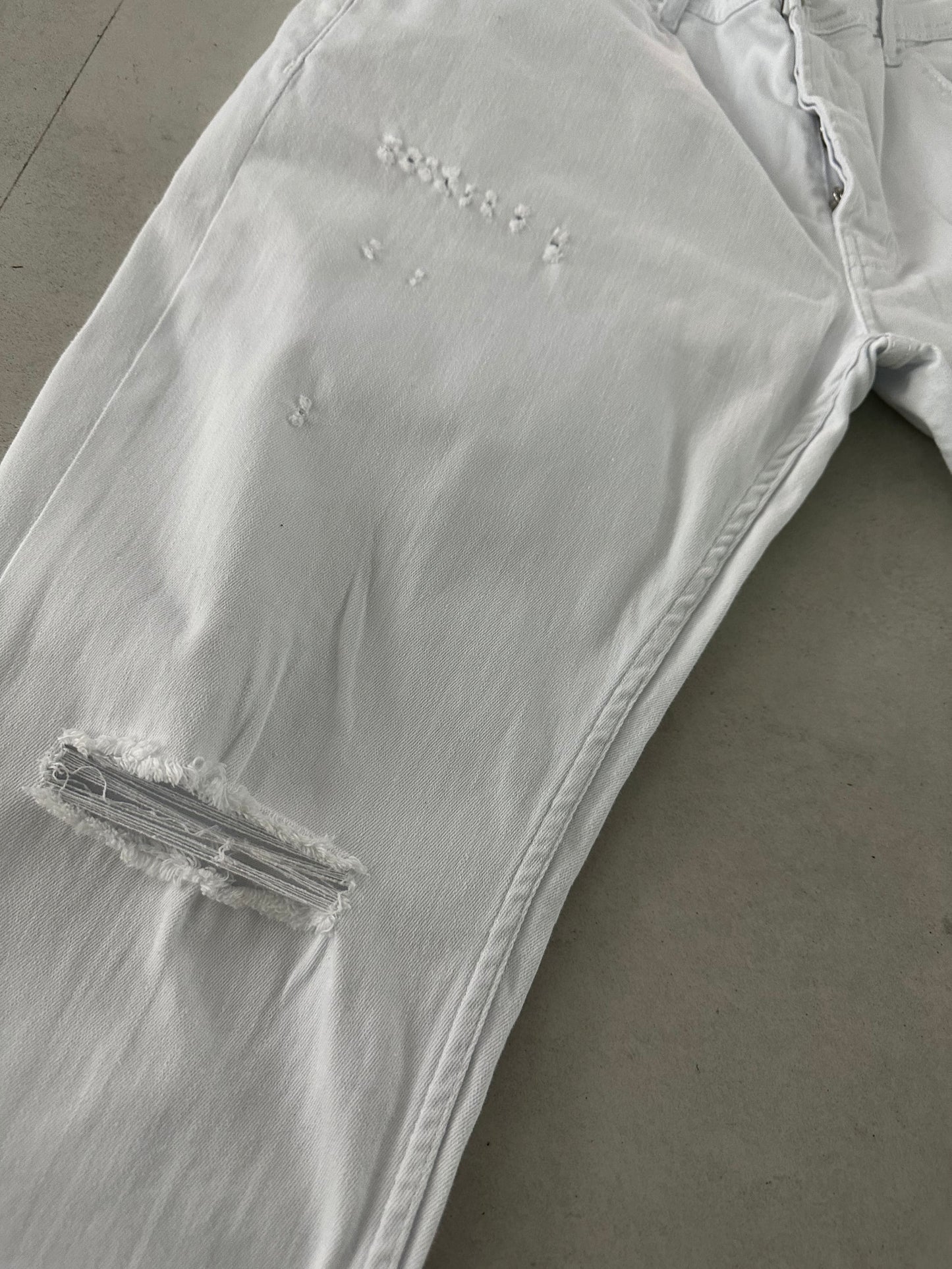 WHITE KNEE RIPPED FIT JEAN