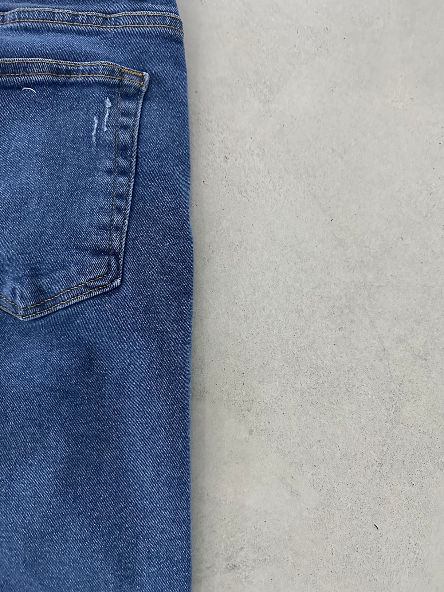 DAMAGED BLUE JEAN