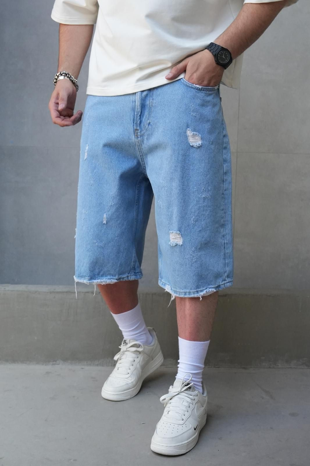 LIGHT BLUE RIPPED JORT