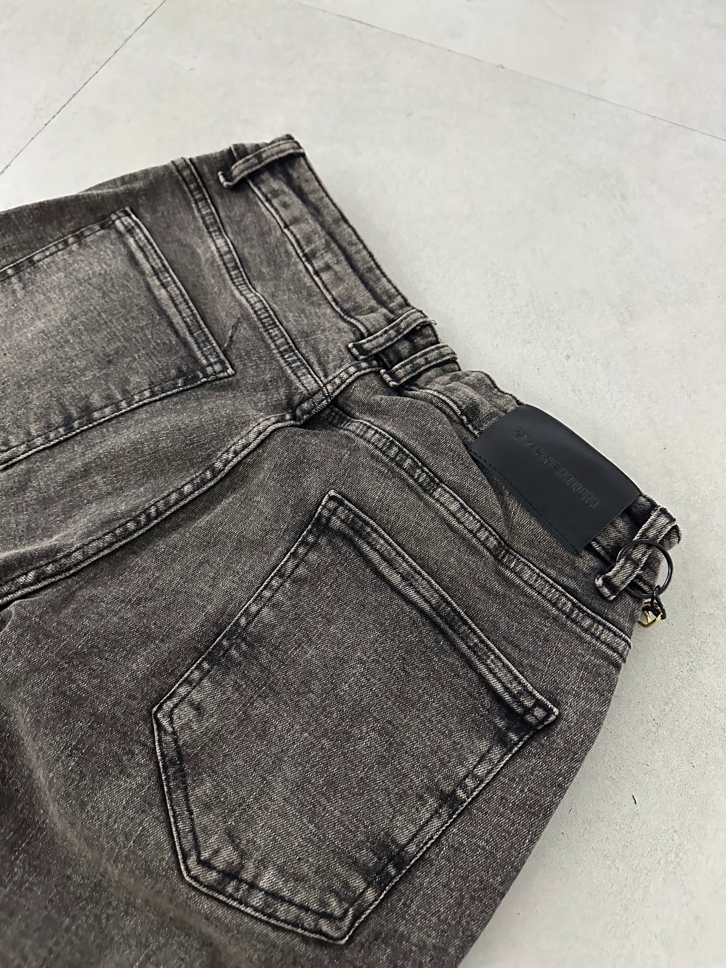 DAMAGED FIT JEAN WITH CHAIN