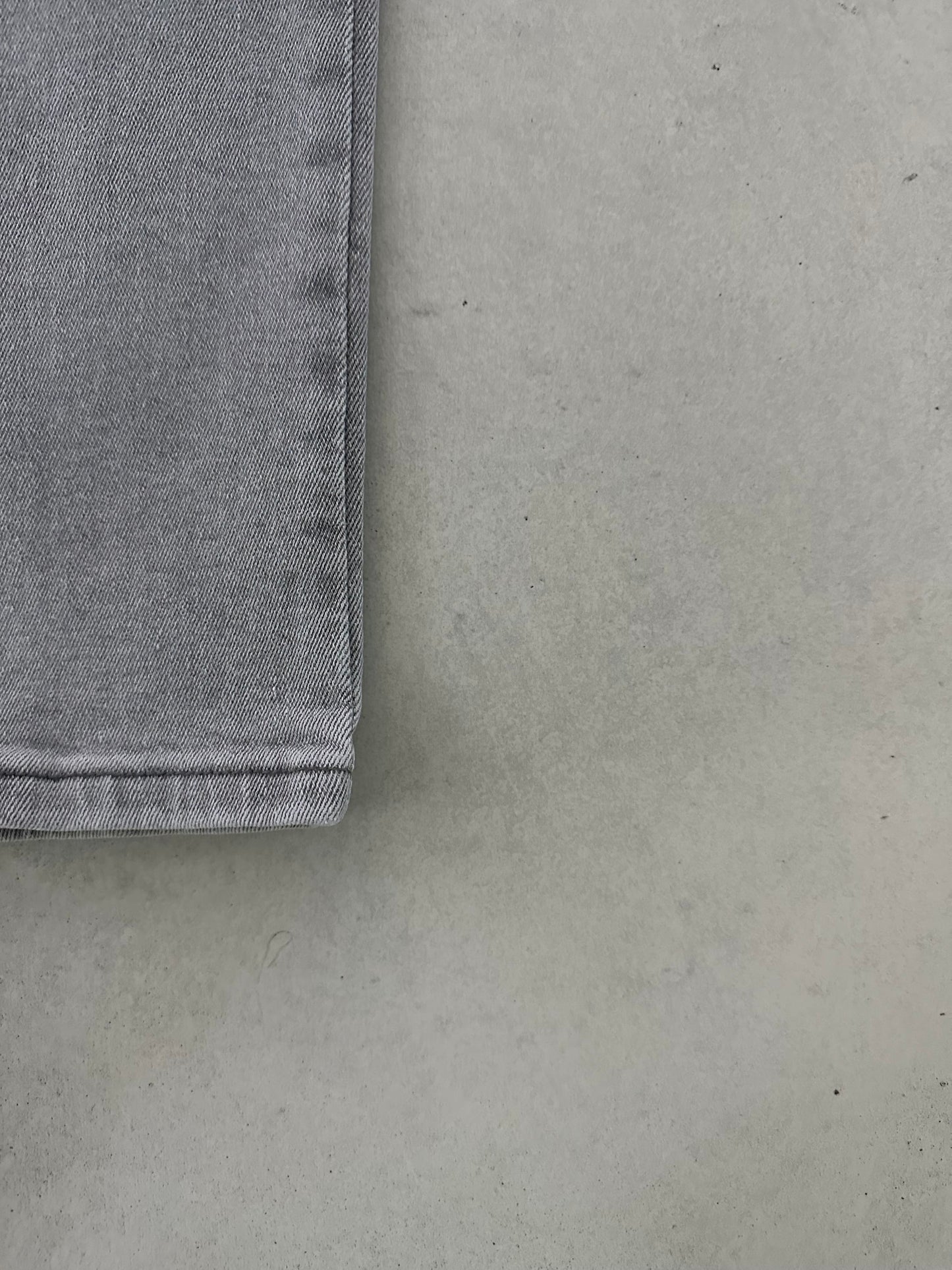LIGHT GRAY DAMAGED JEAN