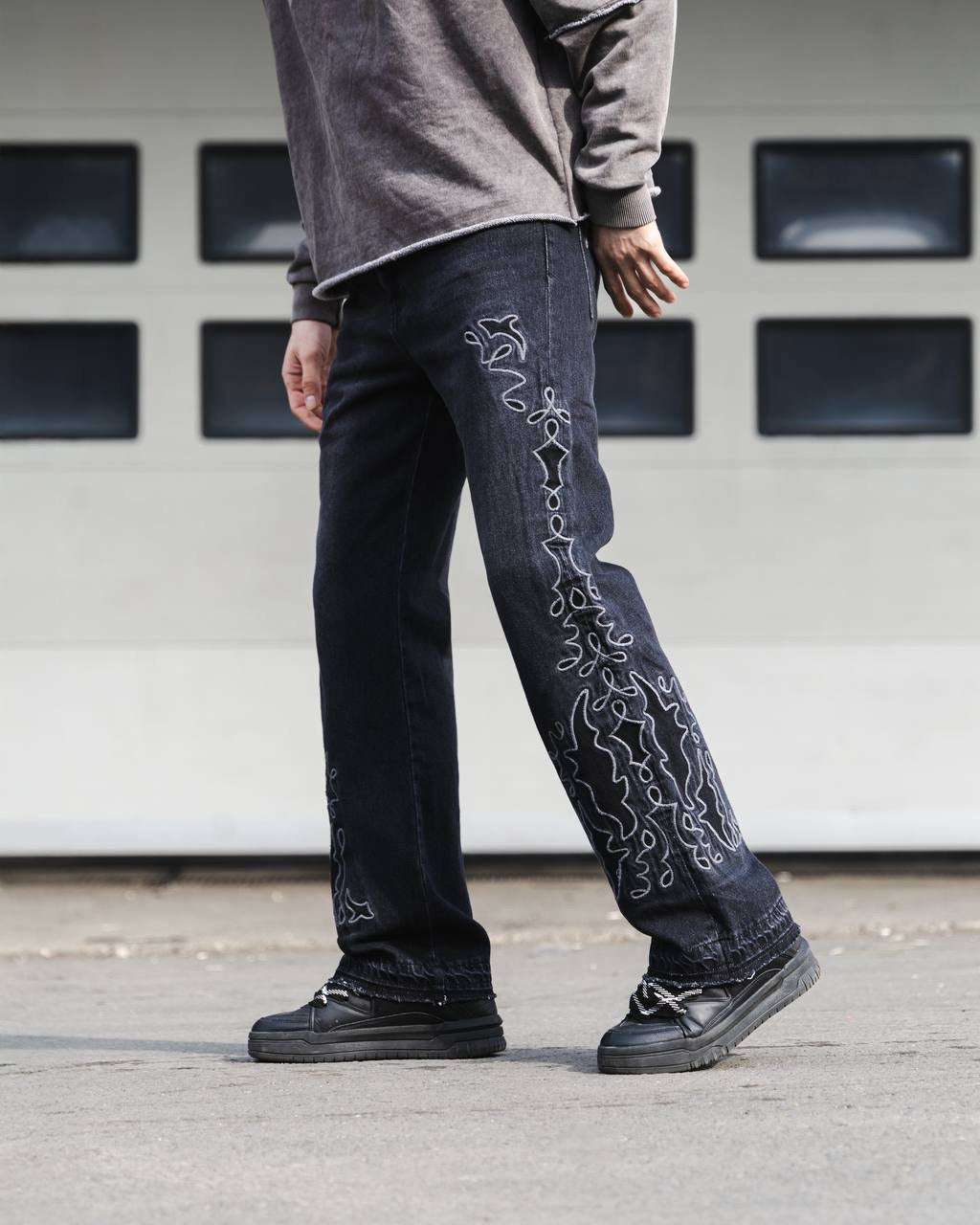 SIDE EMBROIDERY VIP JEAN (2 COLOR)