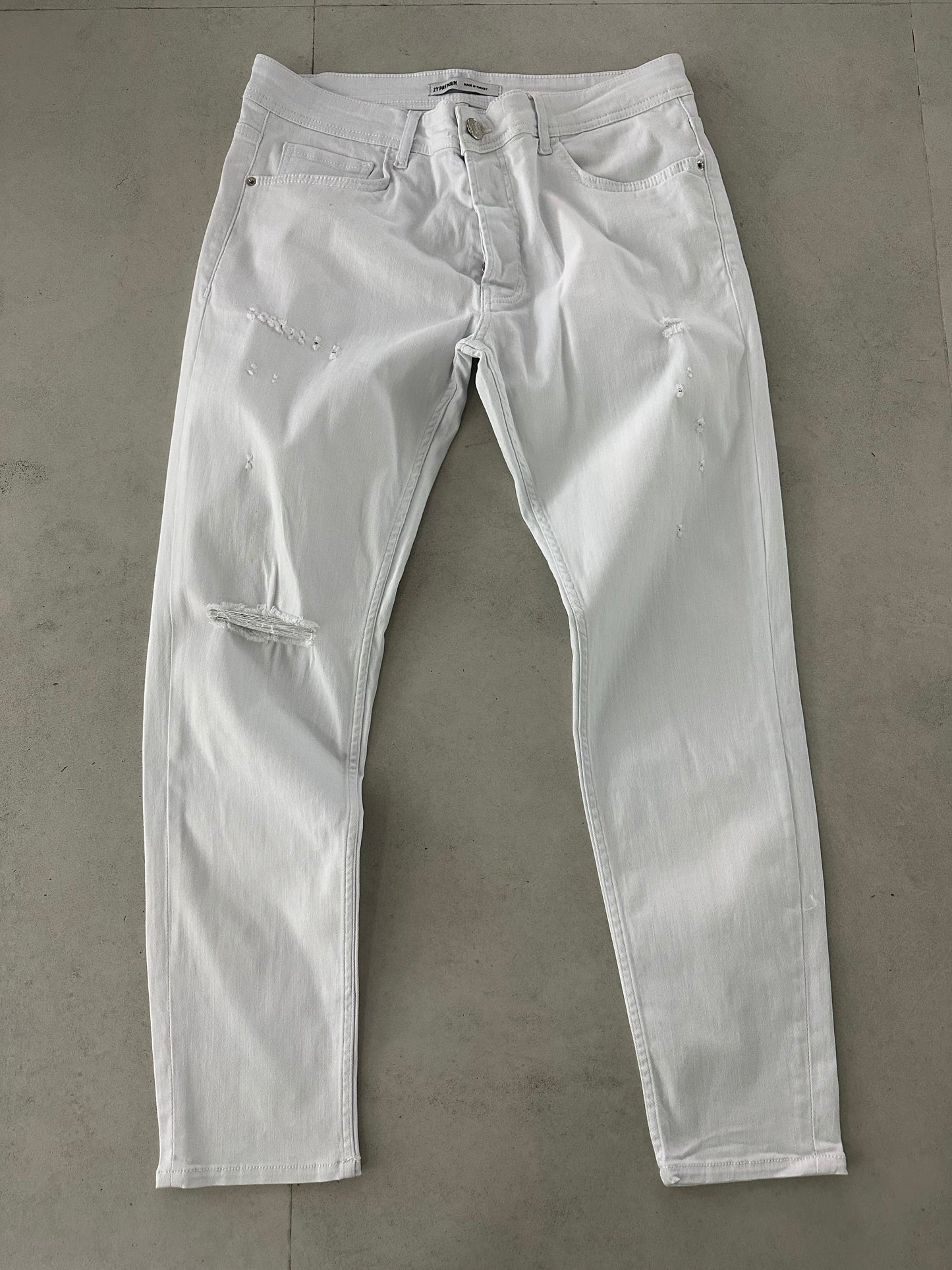 WHITE KNEE RIPPED FIT JEAN
