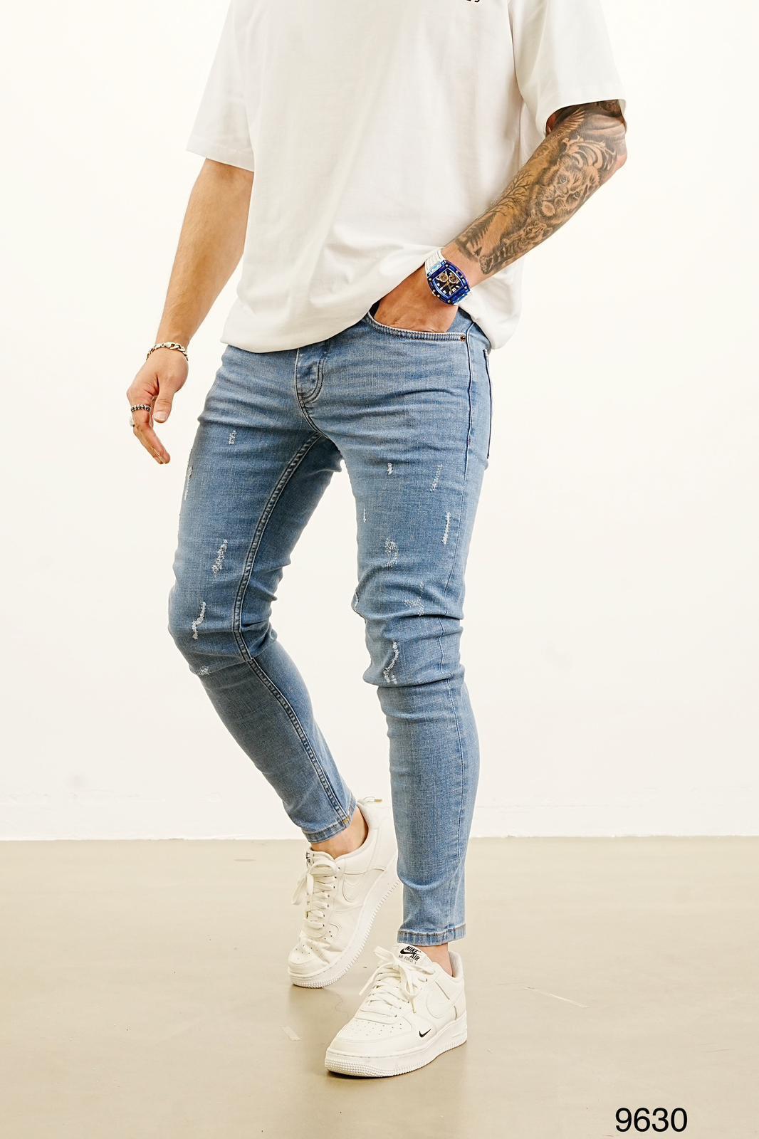 LIGHT BLUE SCRATCH FIT JEAN