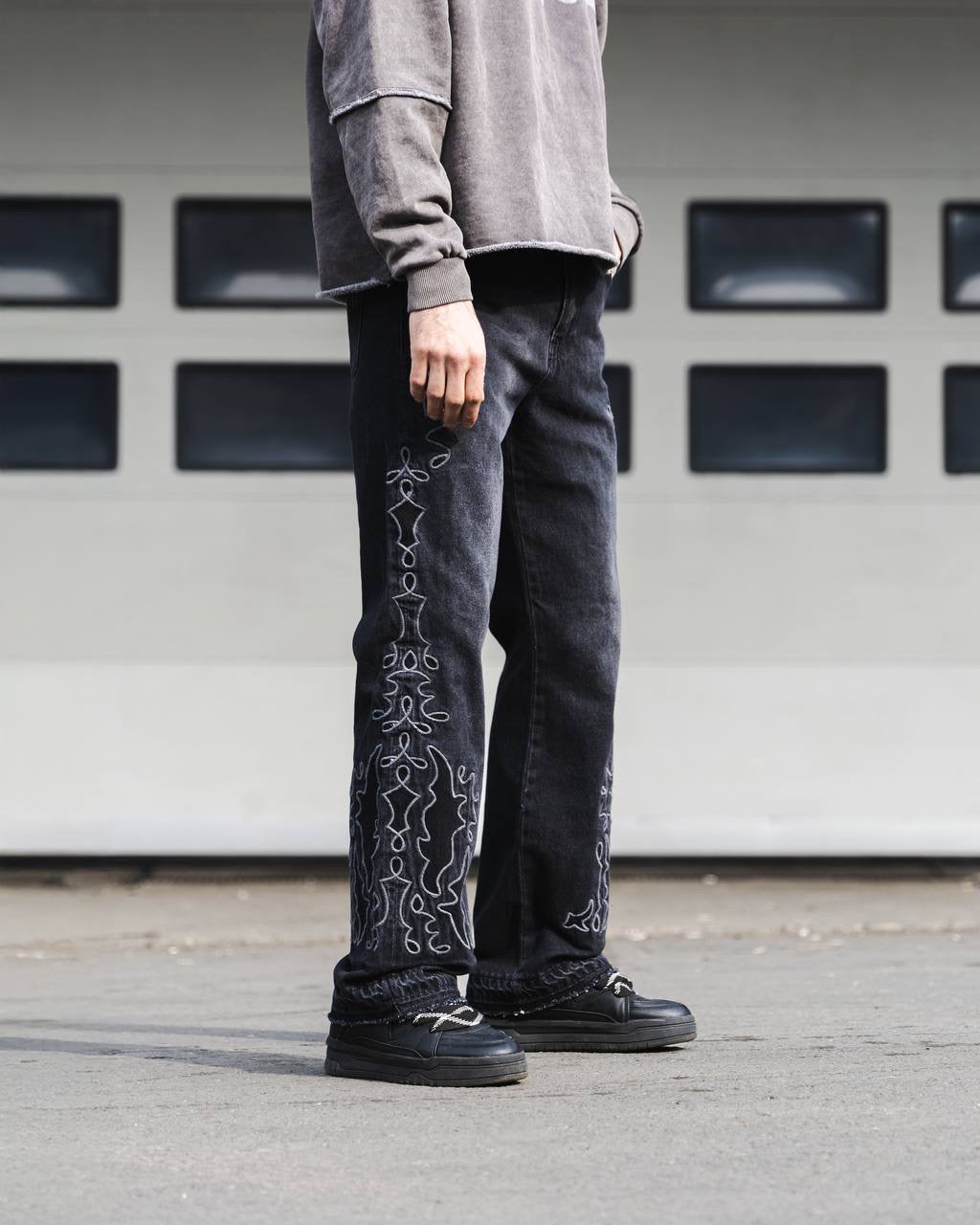 SIDE EMBROIDERY VIP JEAN (2 COLOR)