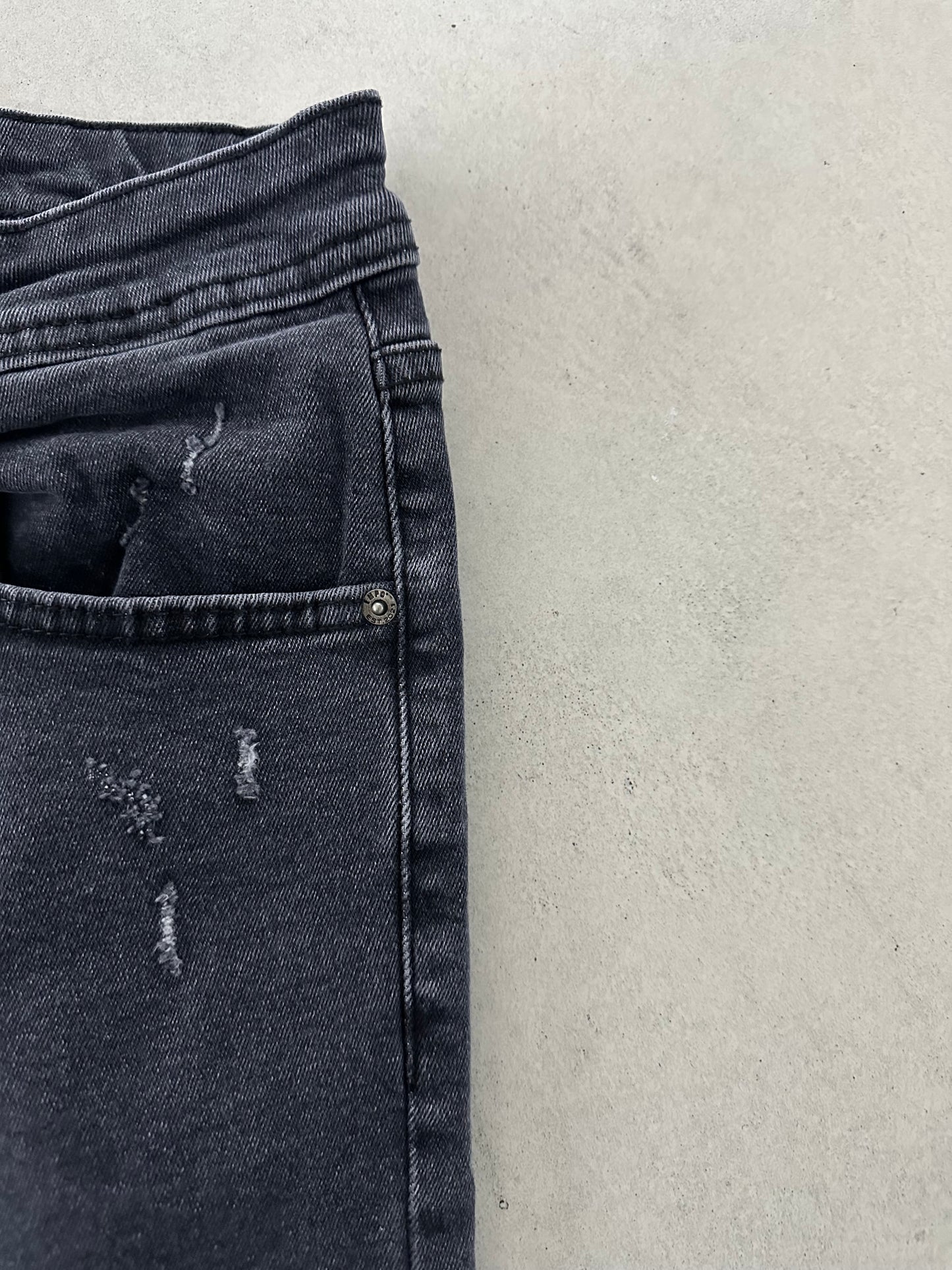 GRAY DAMAGED JEAN