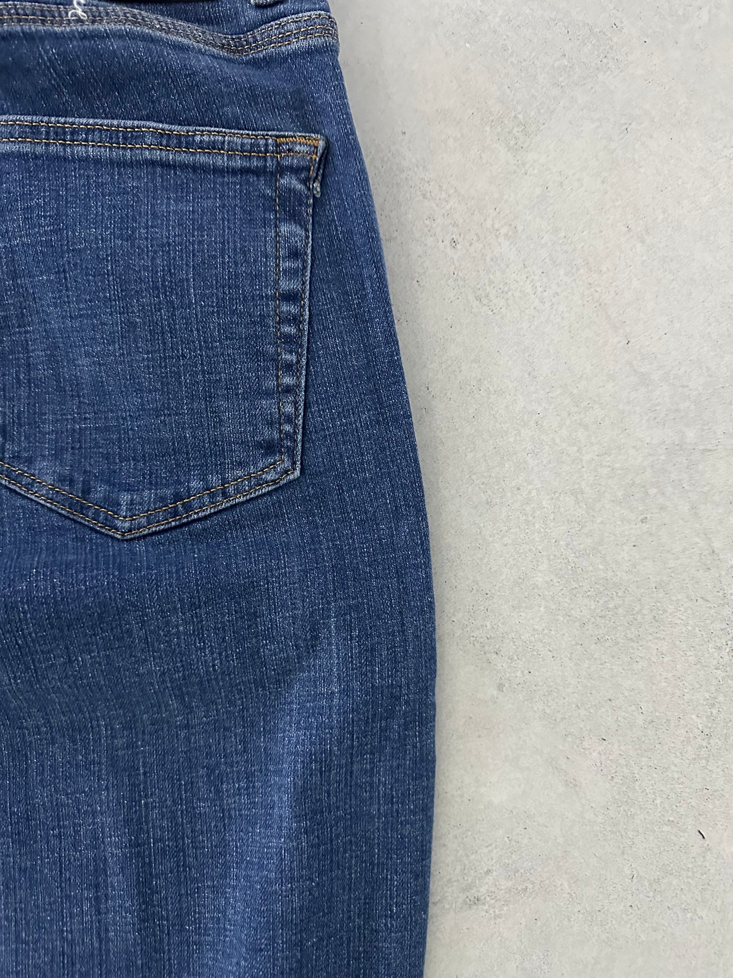 KNEE RIPPED DARK BLUE JEAN