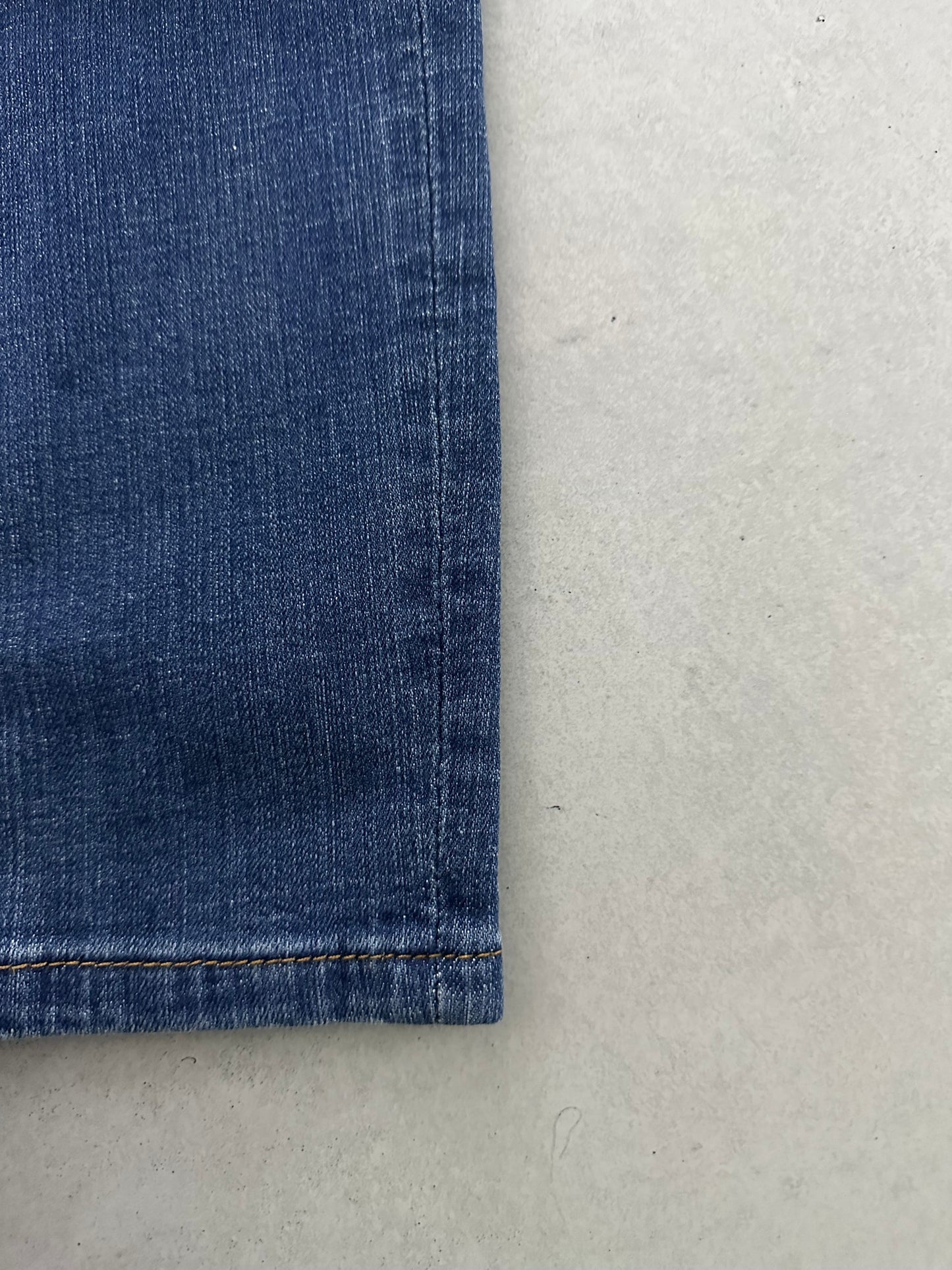 KNEE RIPPED DARK BLUE JEAN