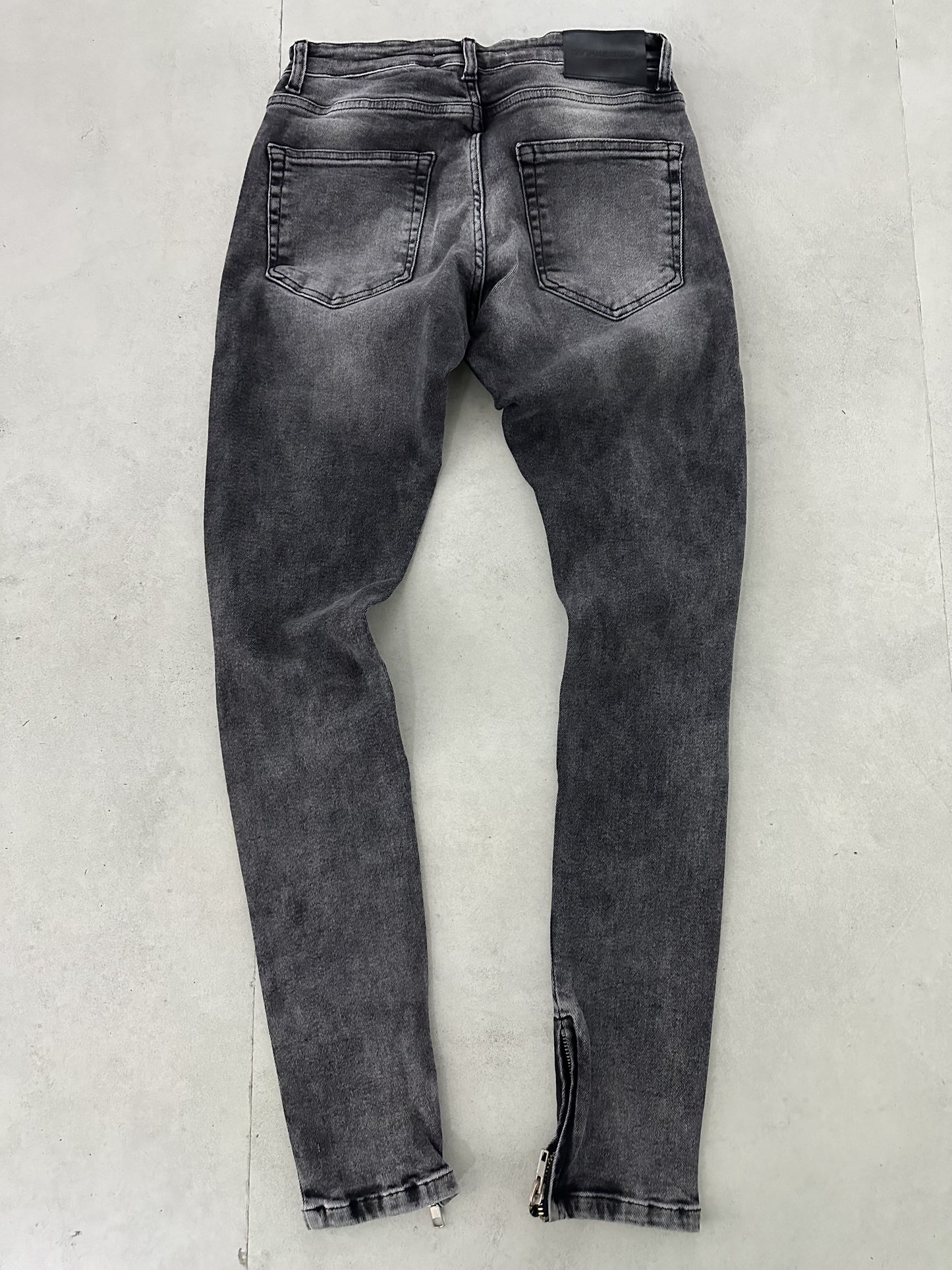 KNEE RIPPED STONEWASHED JEAN