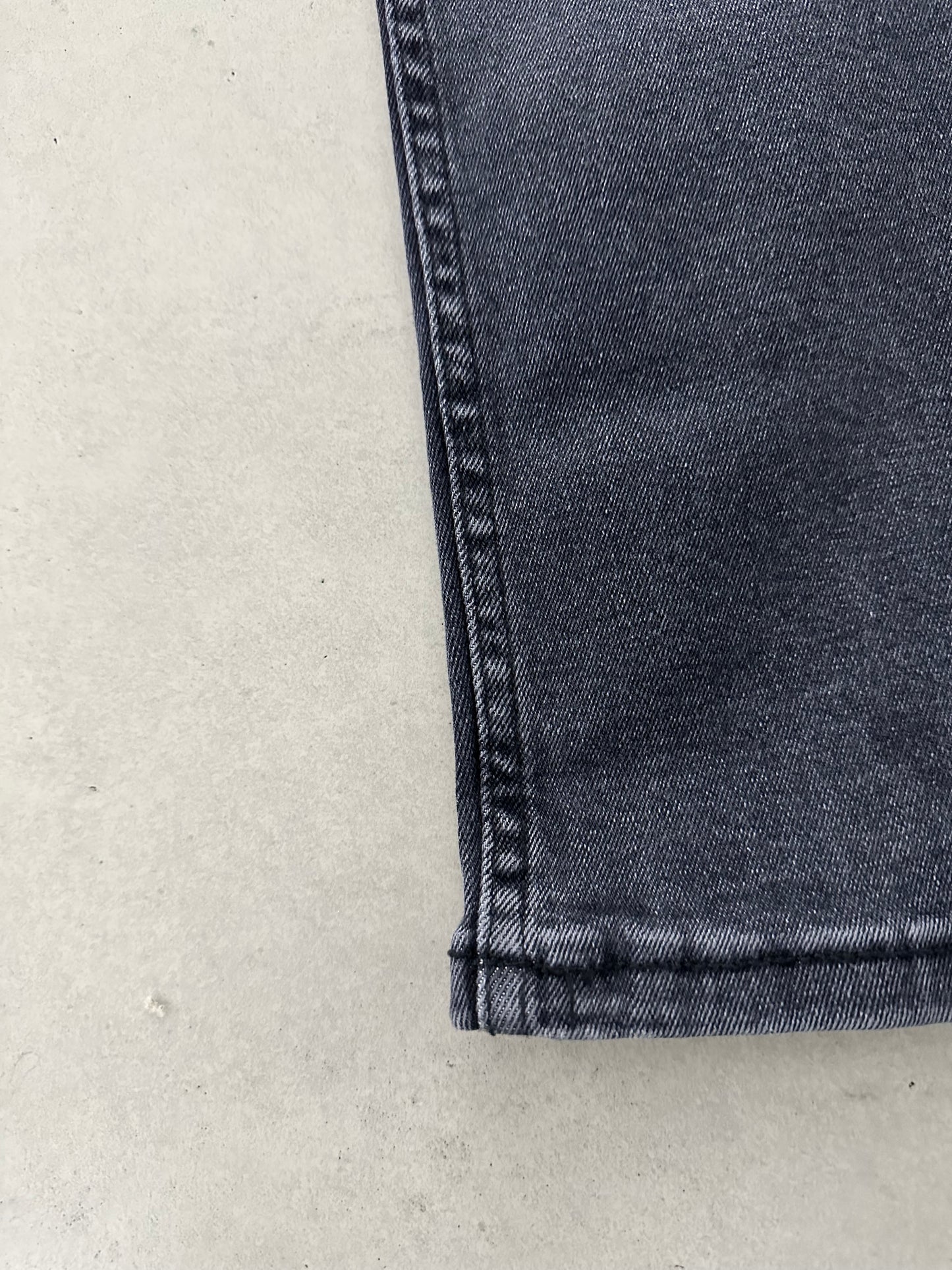 GRAY DAMAGED JEAN