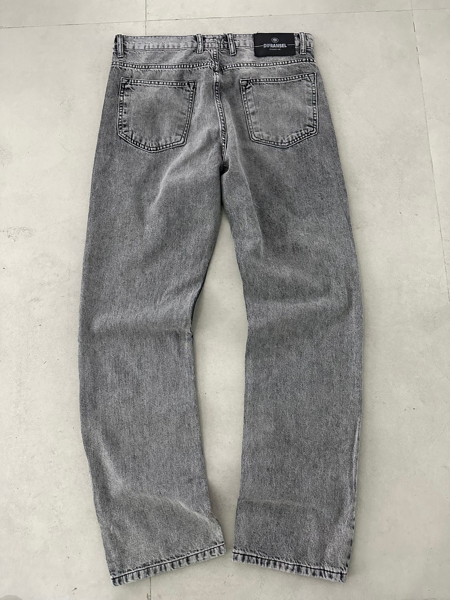 DAMAGED GRAY JEAN