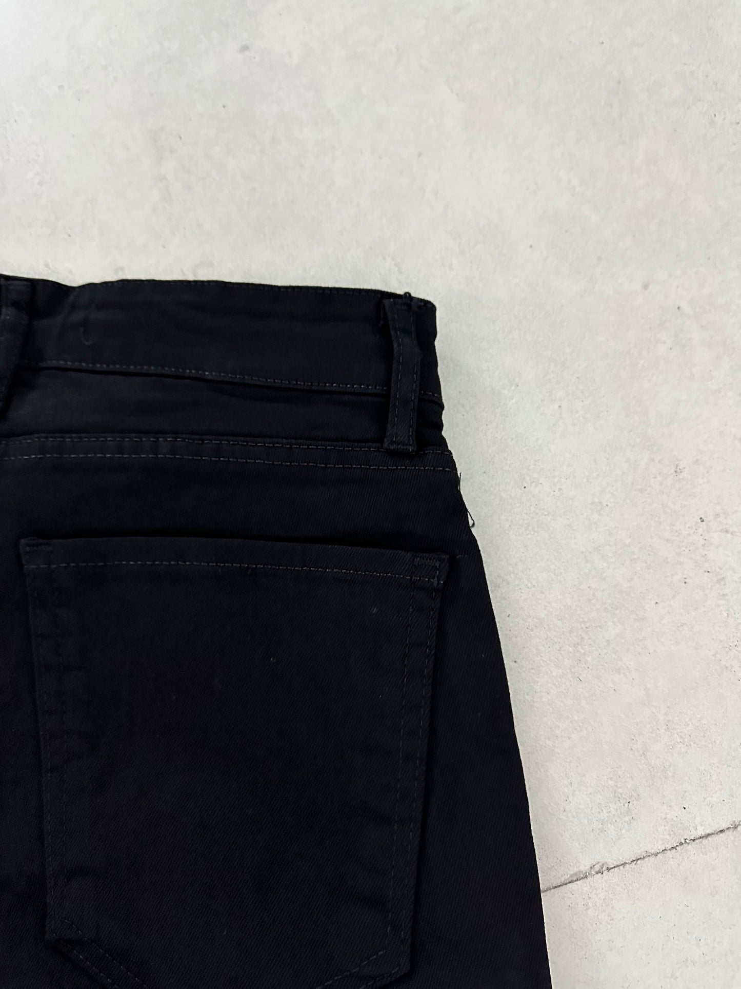 KNEE RIPPED BLACK FIT JEAN