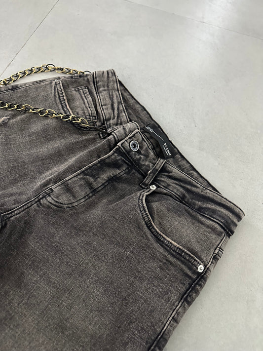 DAMAGED FIT JEAN WITH CHAIN