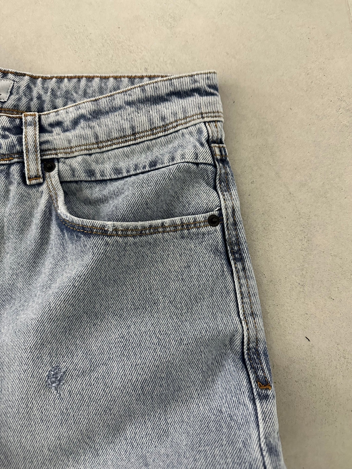 DAMAGED STONEWASHED JEAN