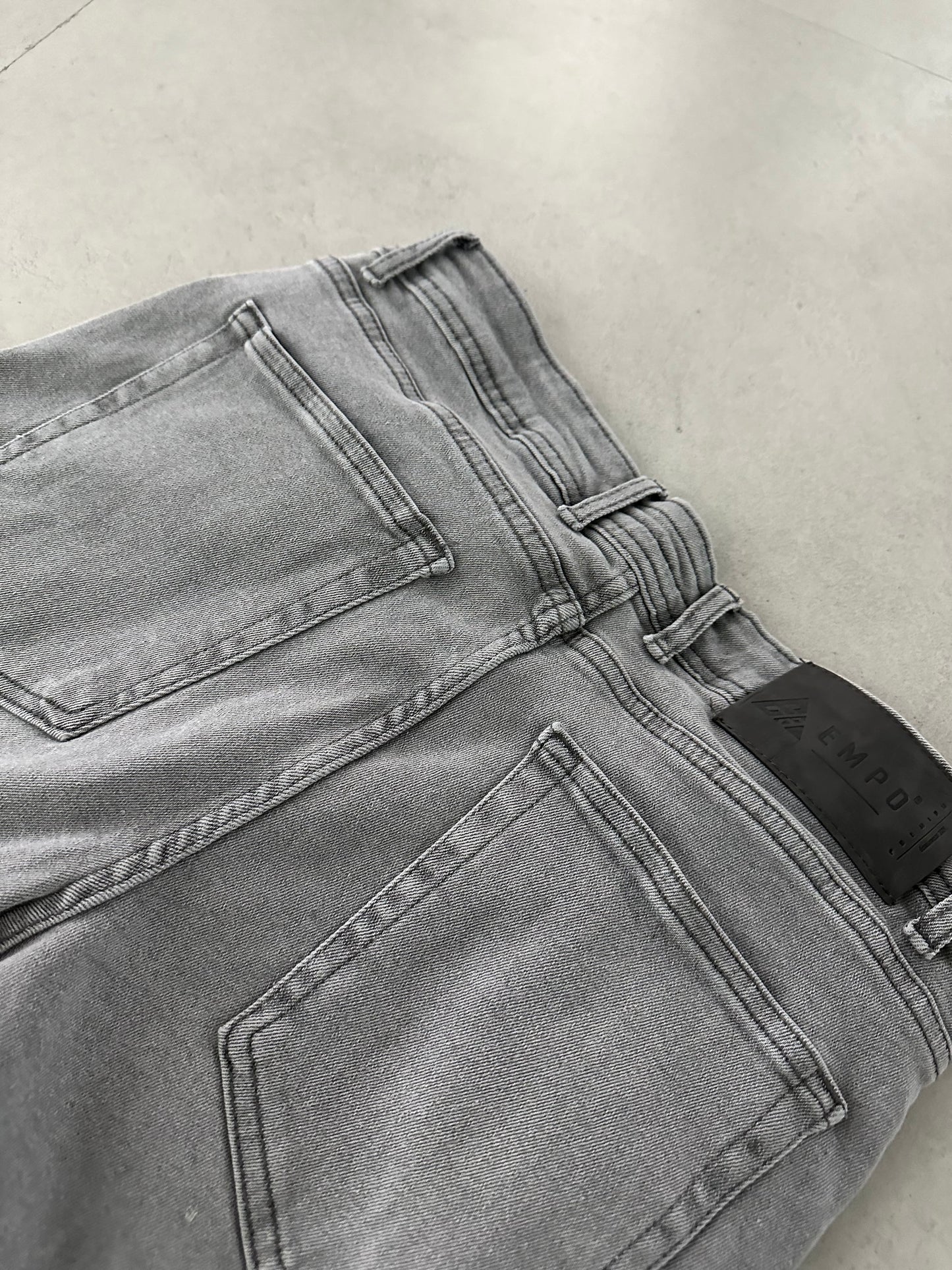 LIGHT GRAY DAMAGED JEAN