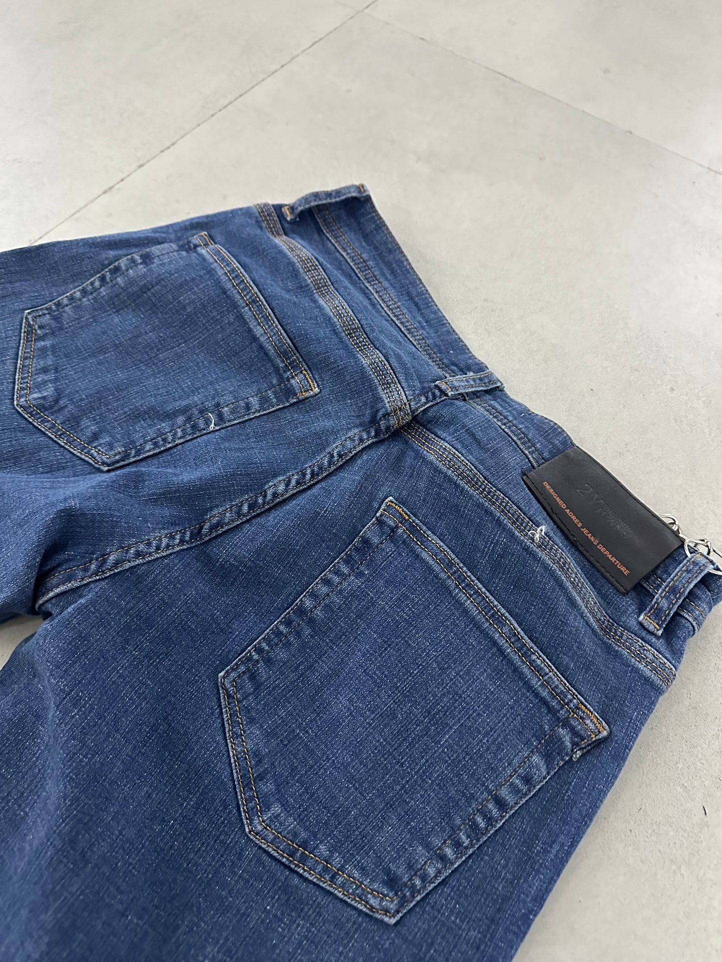 KNEE RIPPED DARK BLUE JEAN