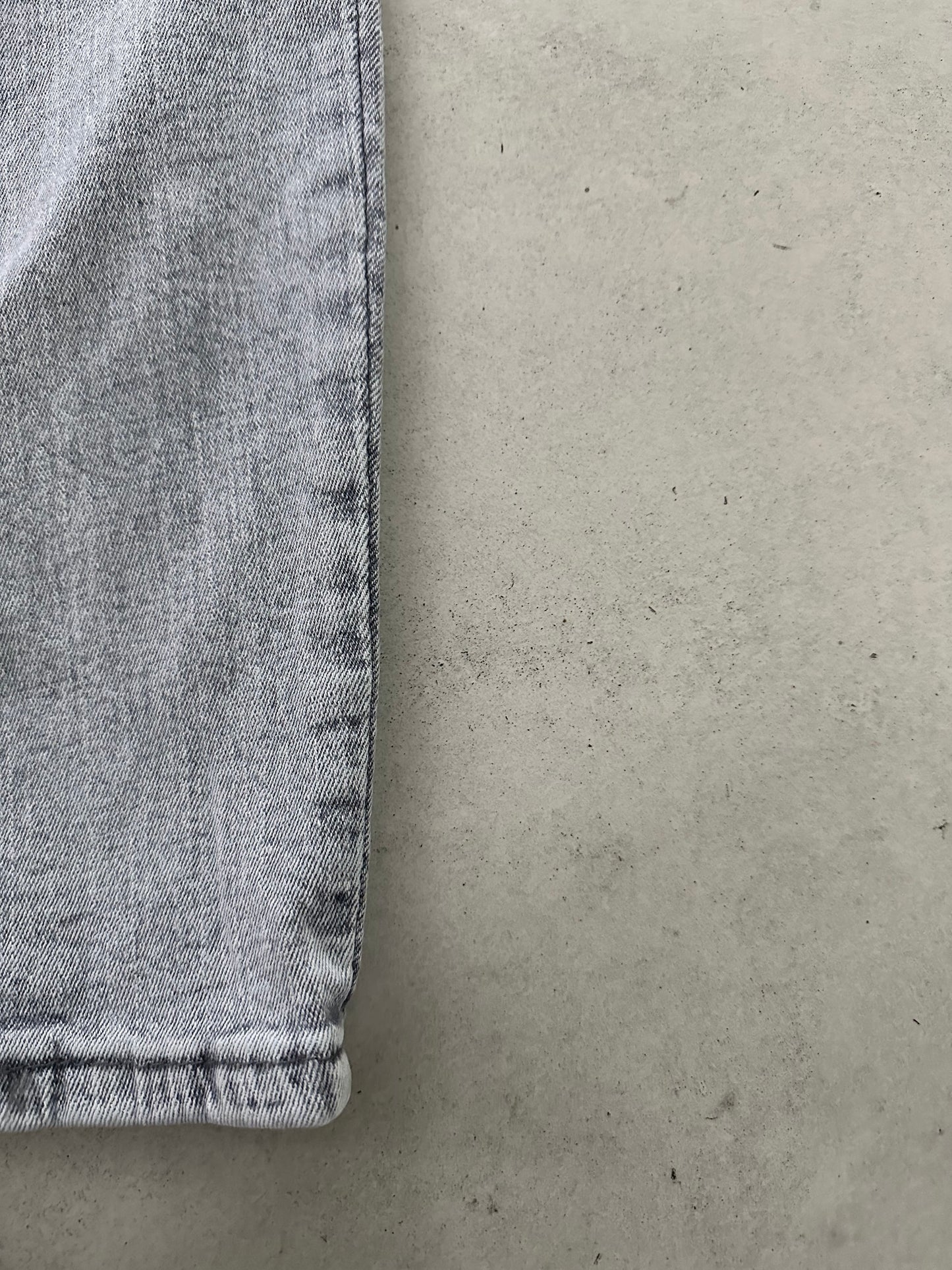 STONEWASHED FIT JEAN