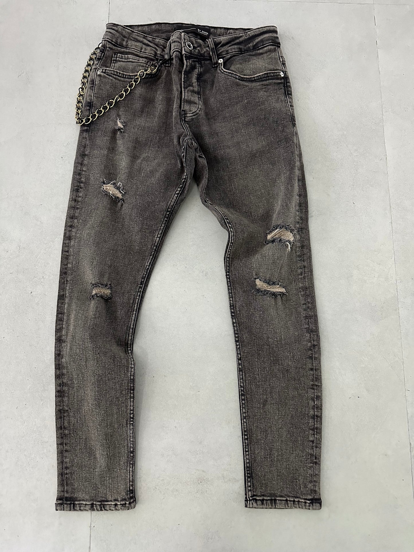 DAMAGED FIT JEAN WITH CHAIN