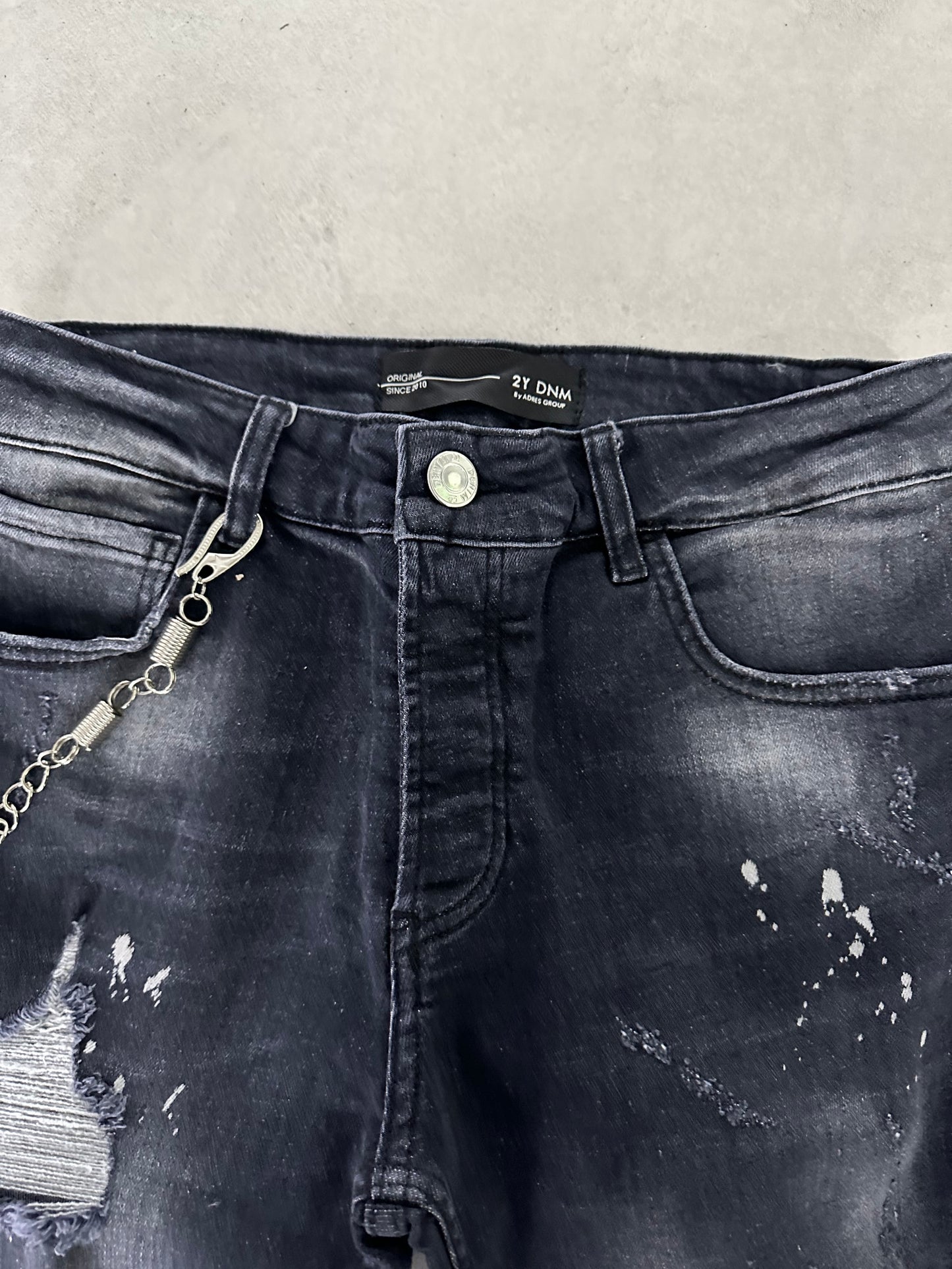 RIPPED JEAN SHORT WITH CHAIN