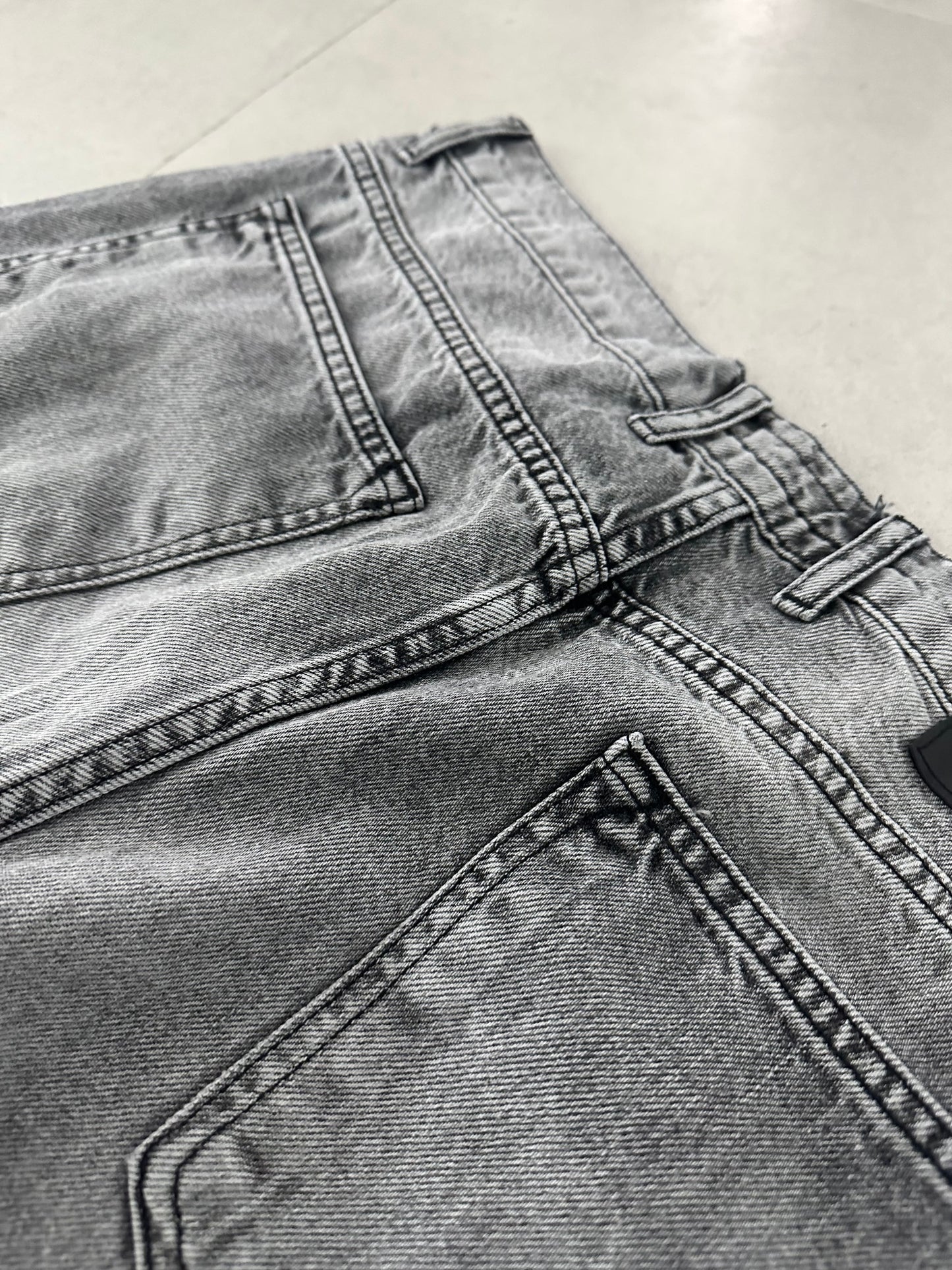 DAMAGED GRAY JEAN