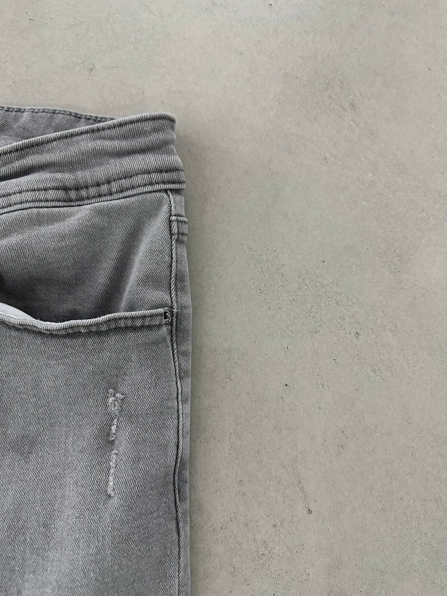 LIGHT GRAY DAMAGED JEAN