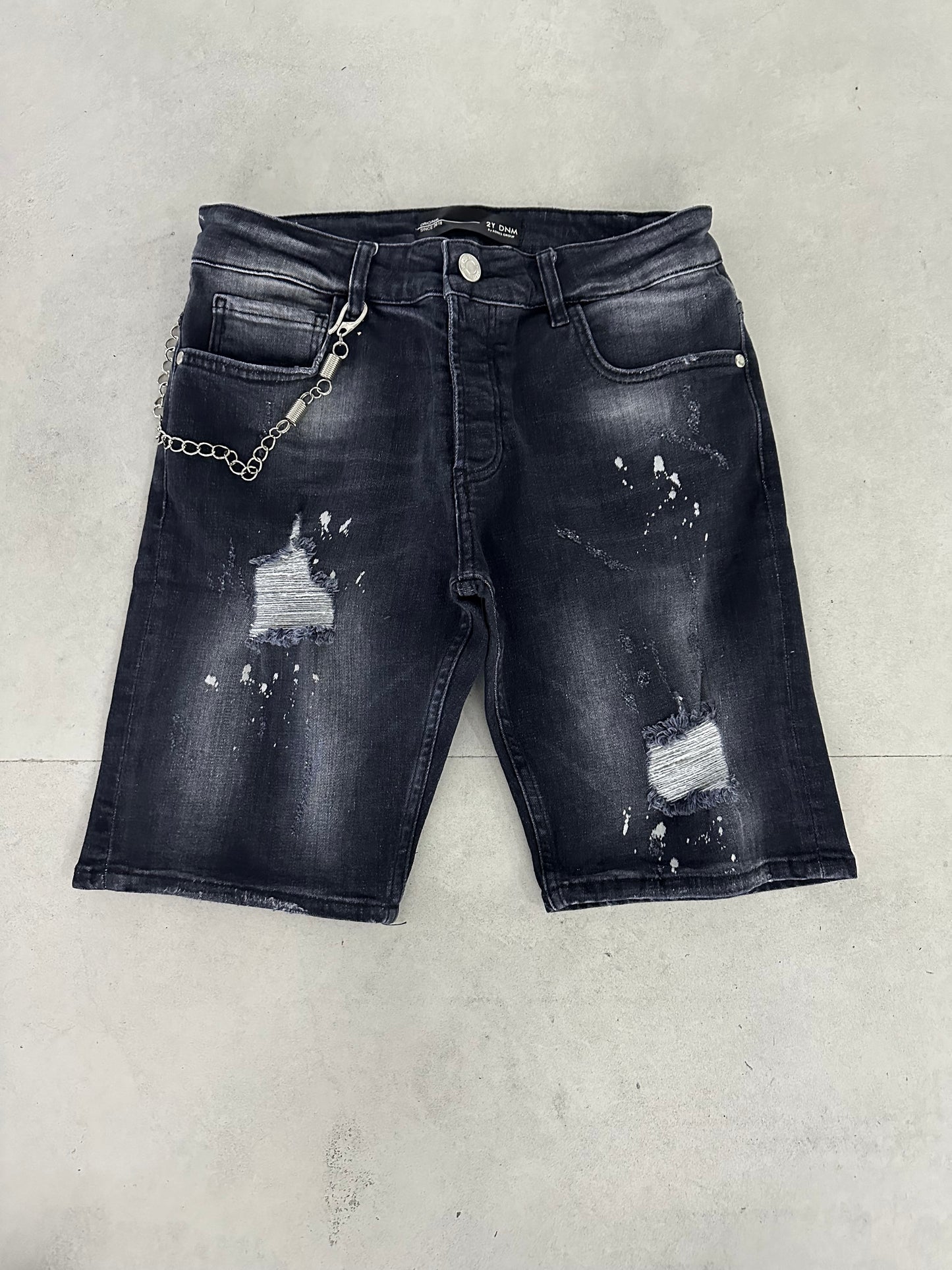 RIPPED JEAN SHORT WITH CHAIN