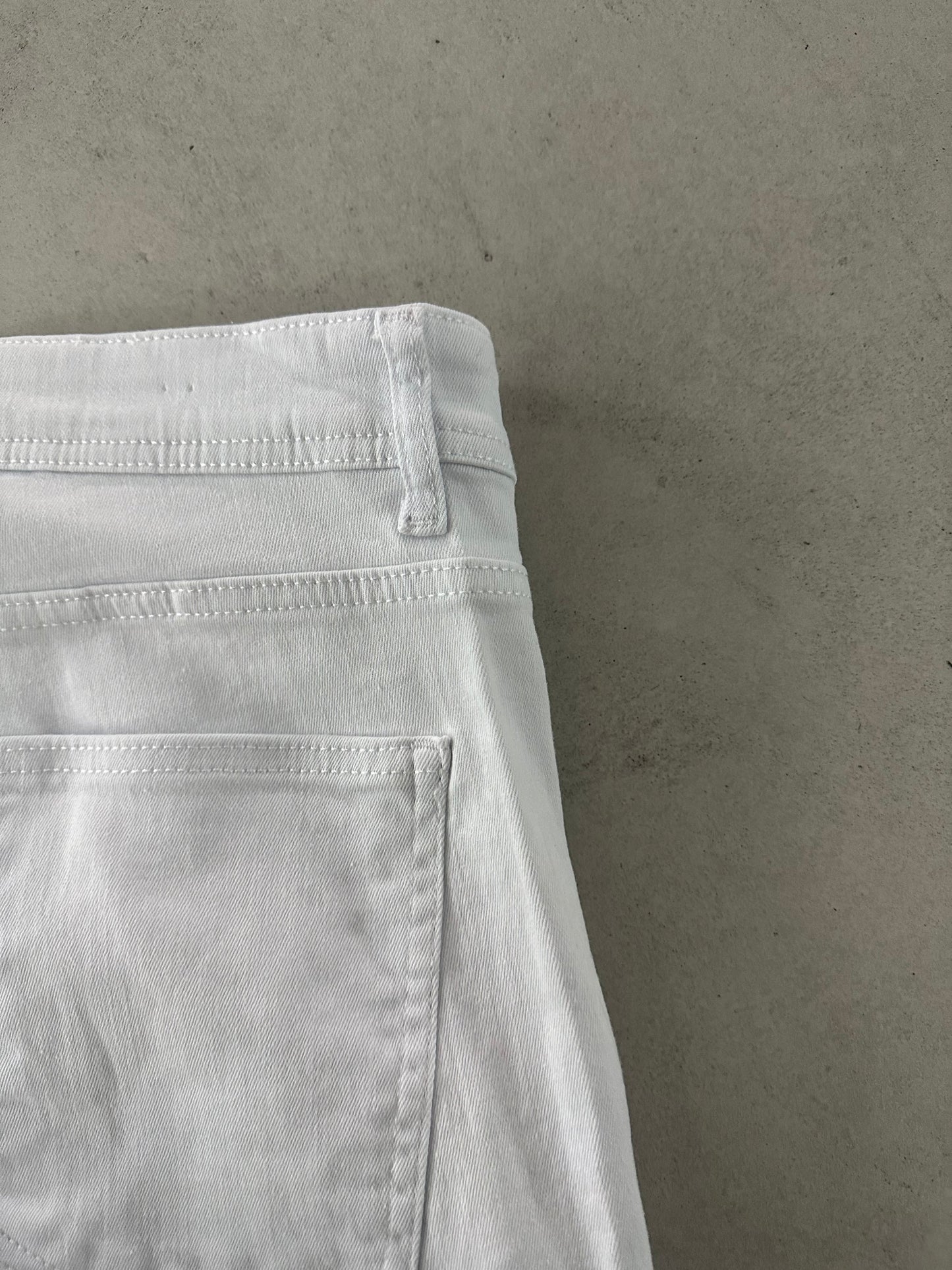 WHITE KNEE RIPPED FIT JEAN